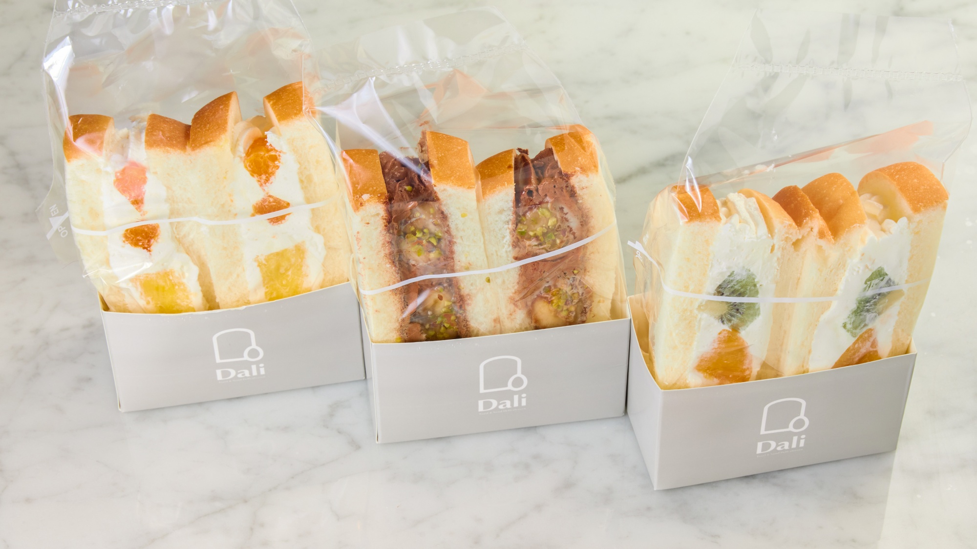 朝食（フルーツサンド一例）