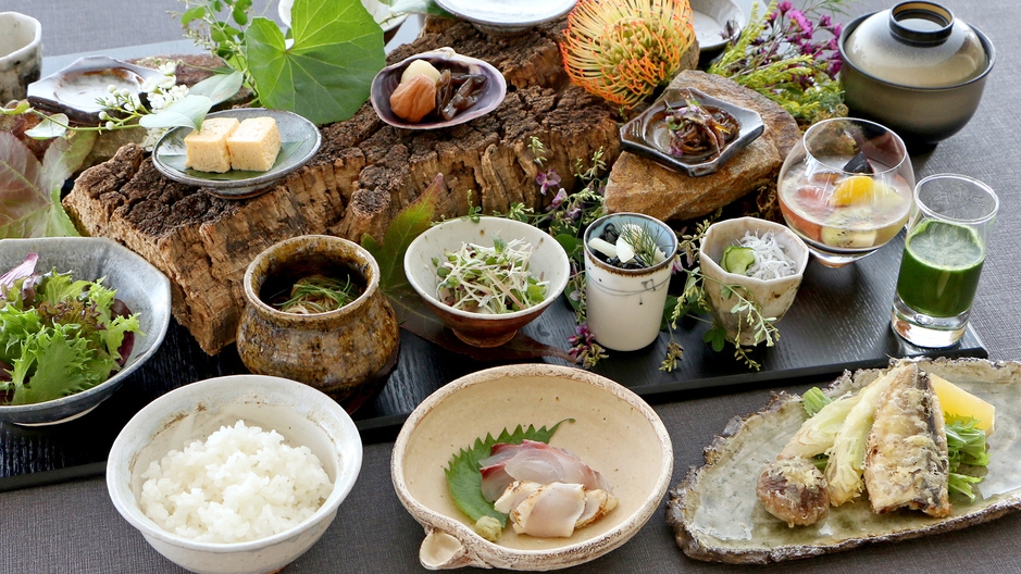 【4月限定】春の素材で彩る美食の大人旅　〜 旬彩プレミアムAWAJI 〜＜1泊2食＞