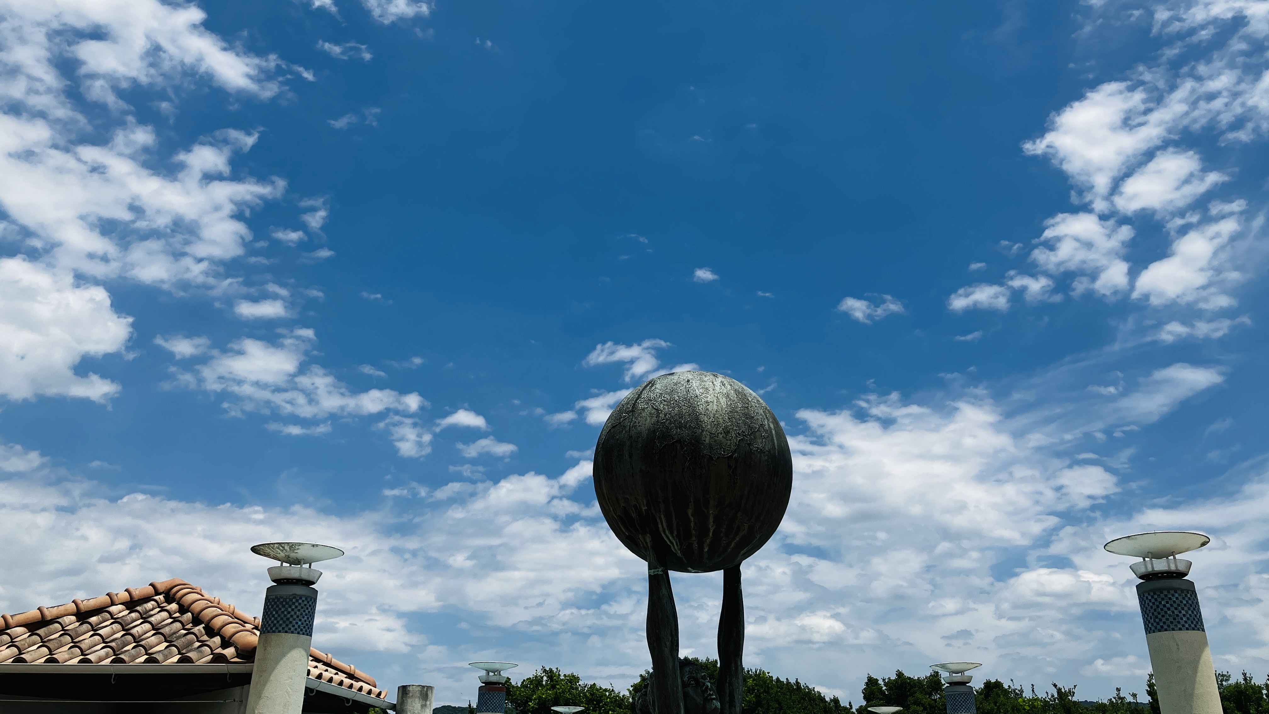 プールサイドから見た青空