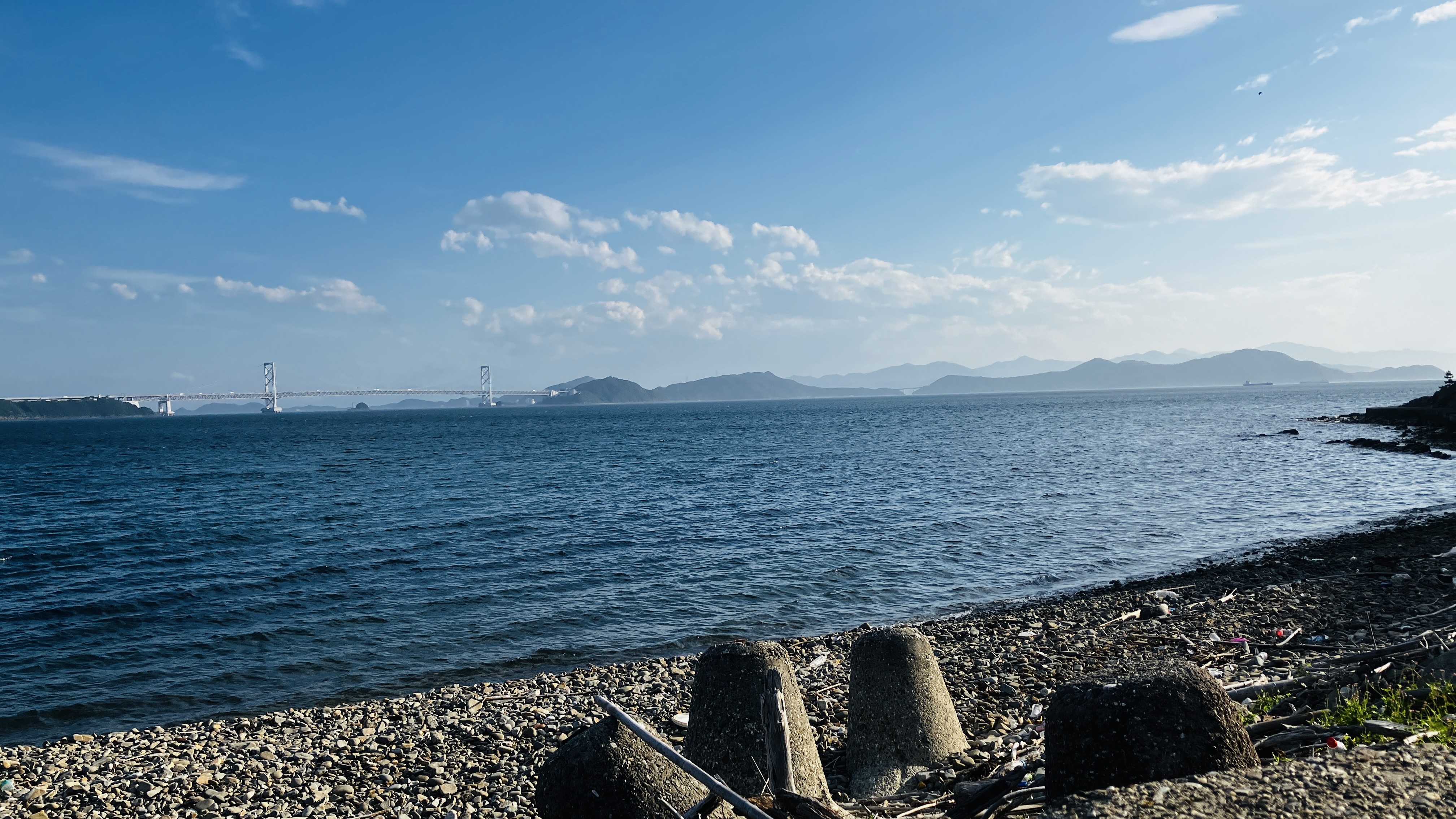 海岸沿いから見る鳴門大橋