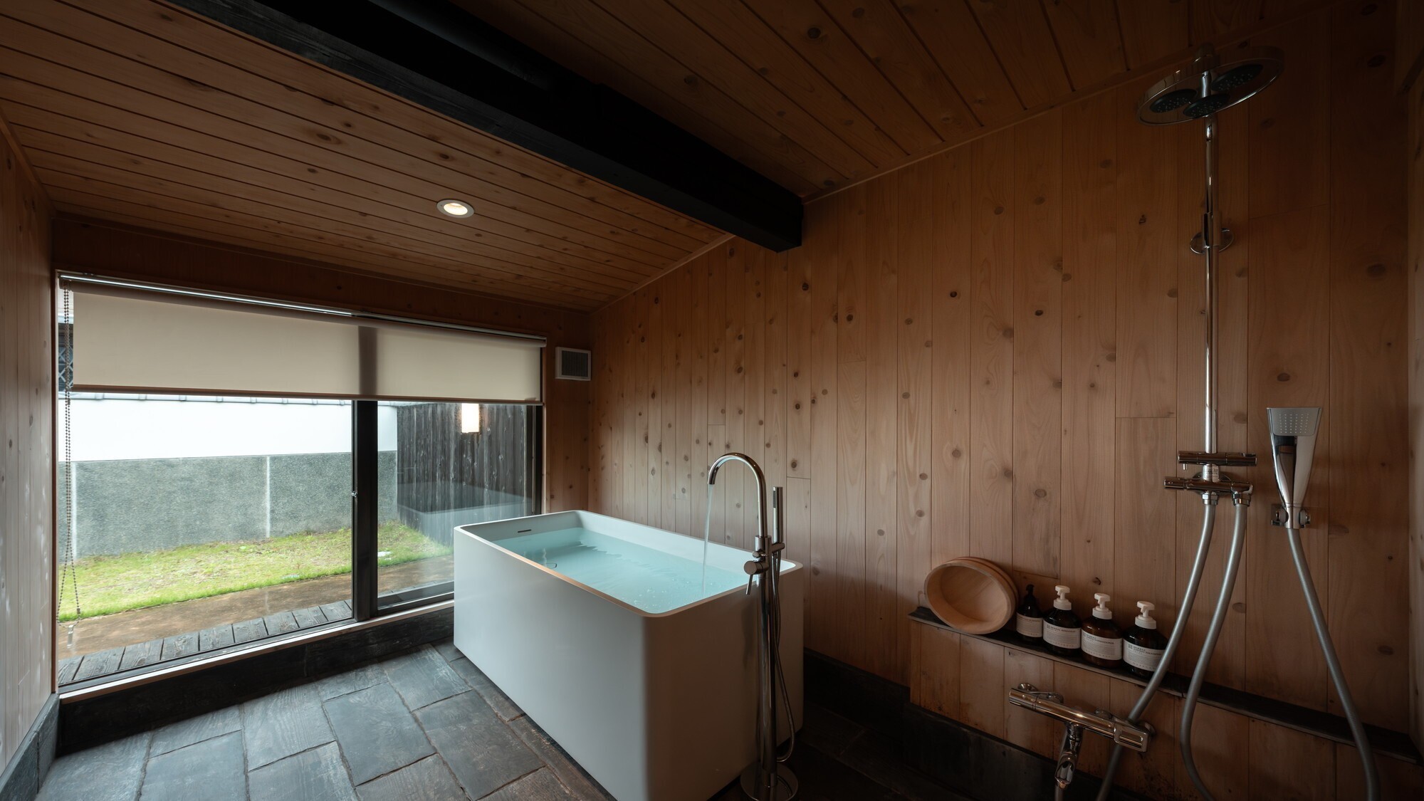 園部202｜お庭を眺めながら入る内風呂