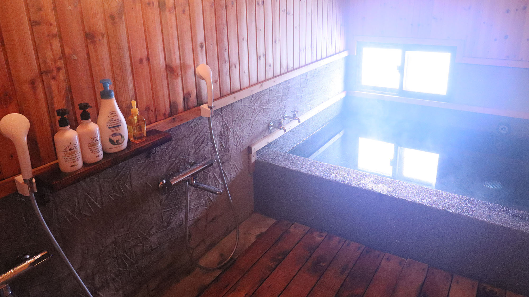 ・【バスルーム】檜風呂にゆっくりと浸かり、日々の疲れを癒してください