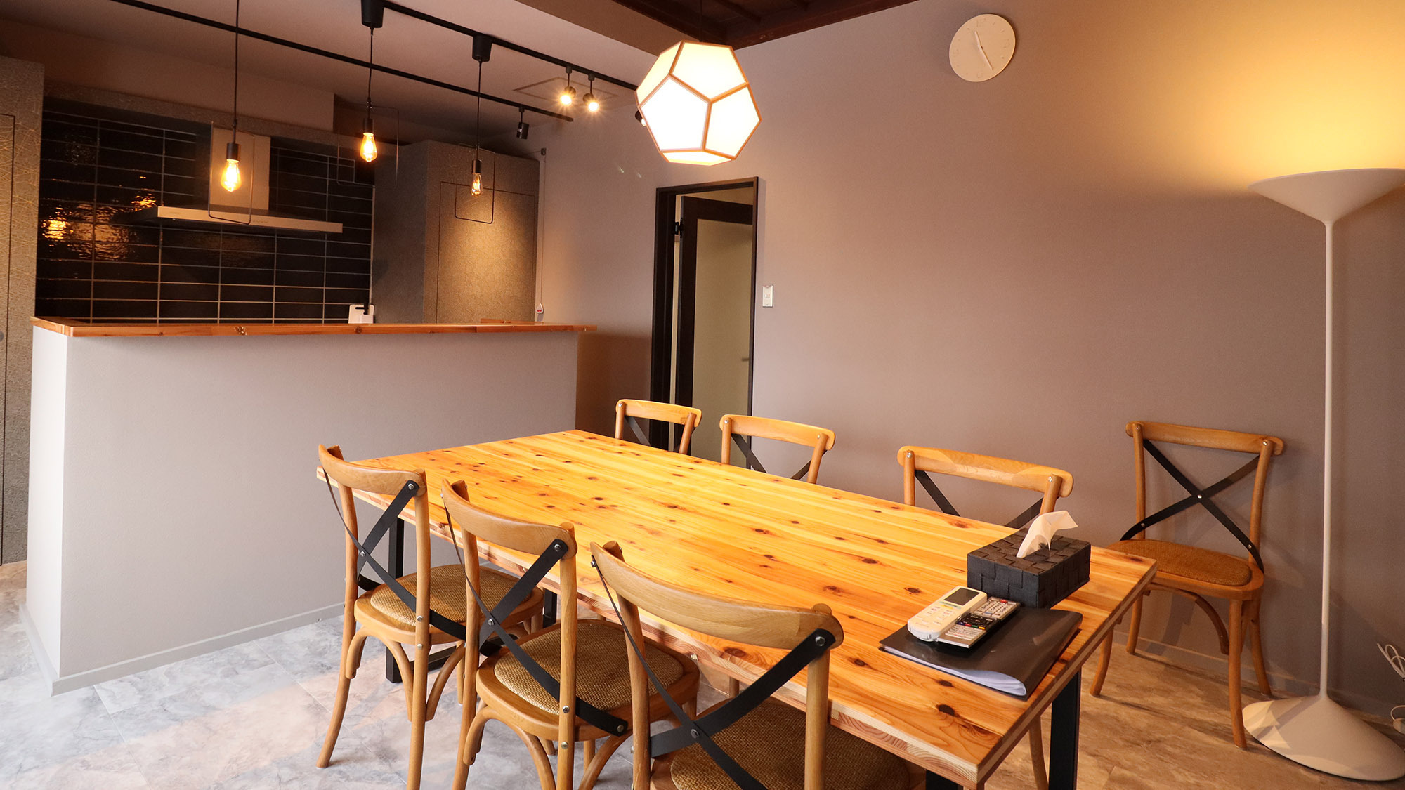 ・【ダイニング】木の温もり感じる、落ち着いたダイニング空間