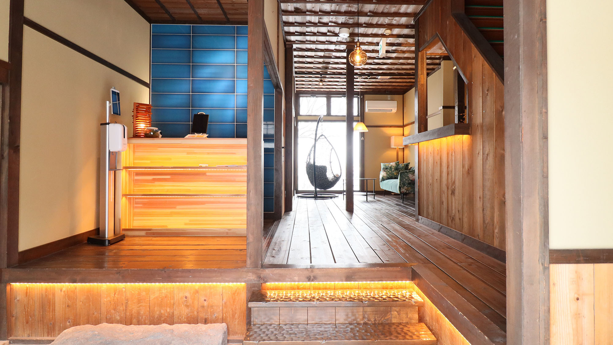 ・【エントランス】玄関に設置されたタブレットでオンラインチェックインをお願いします