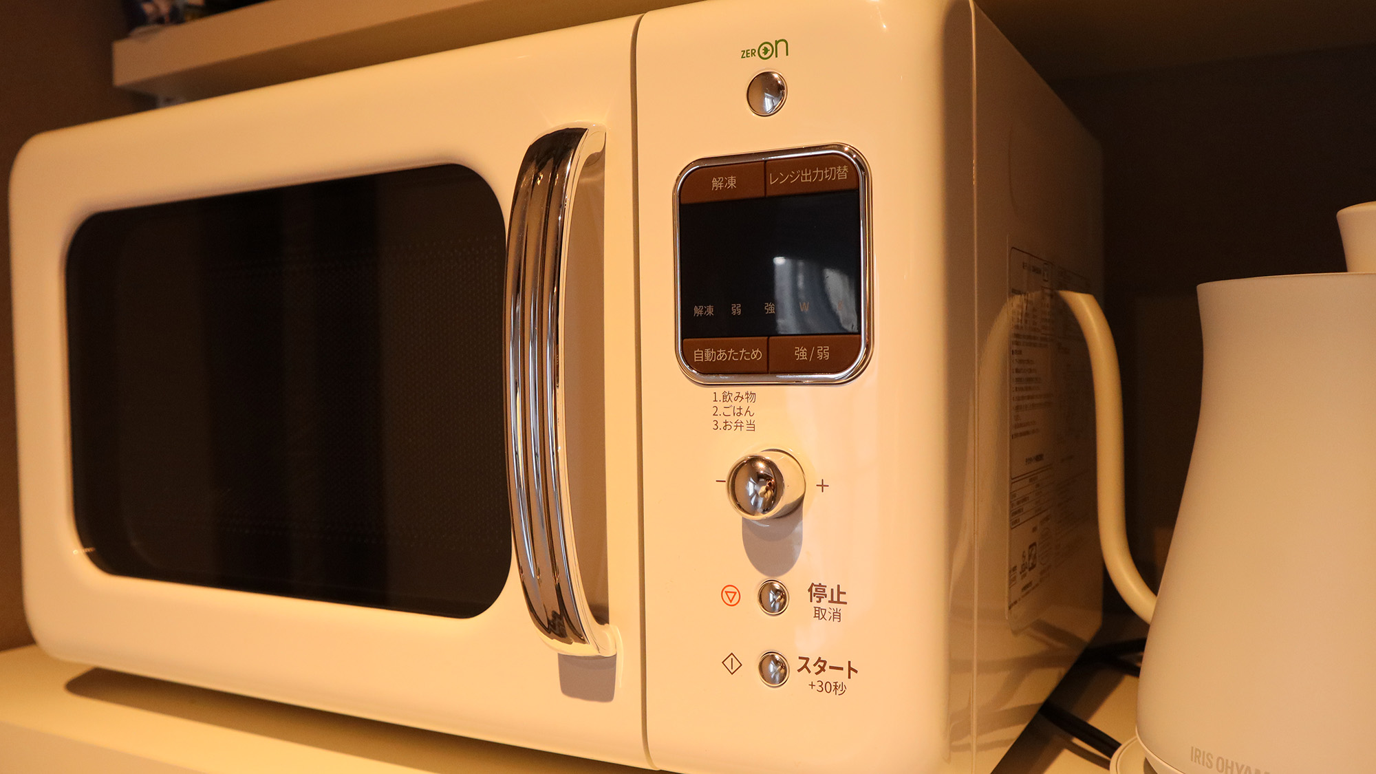 ・【キッチン】シンプルで使いやすいキッチン。電子レンジなどの調理架電も充実