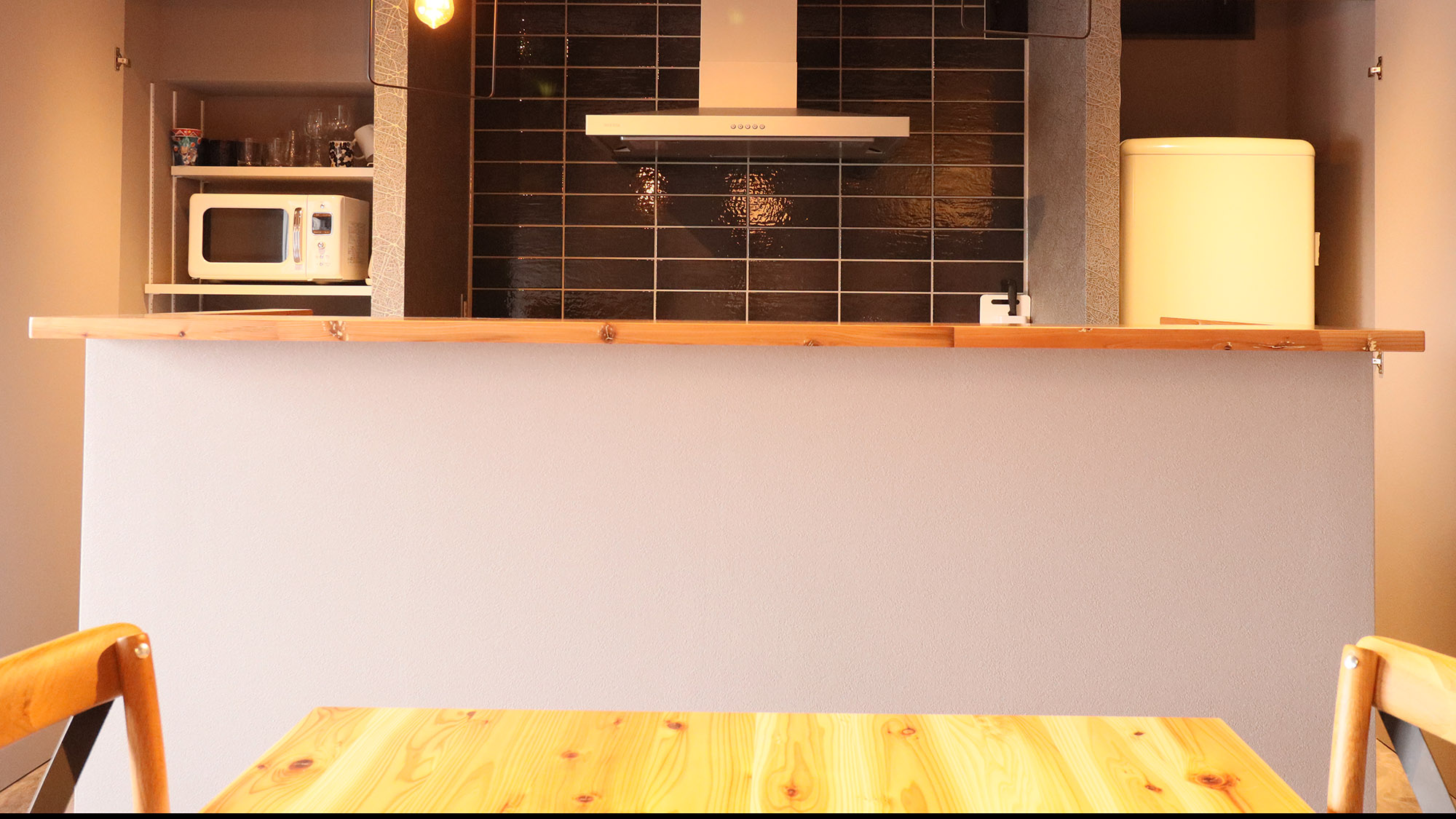 ・【ダイニング】温かい光が差し込むおしゃれなダイニングキッチン