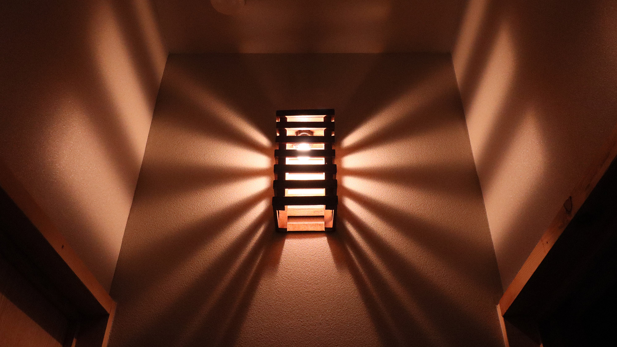 ・【インテリア】デザイン照明によって生み出される光と影のコントラストが空間のアクセントに