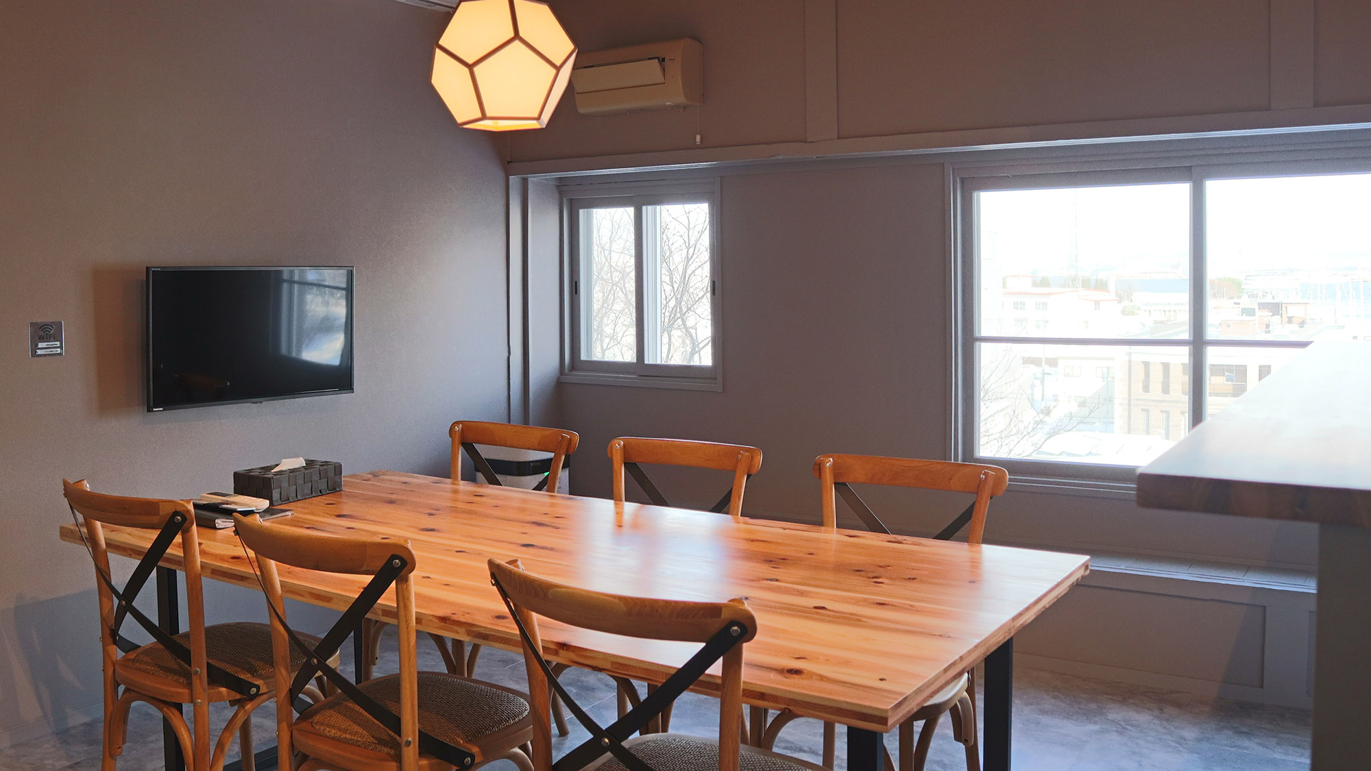 ・【ダイニング】大人数でもゆったりお過ごしいただけます。シンプルで温かみのあるインテリア