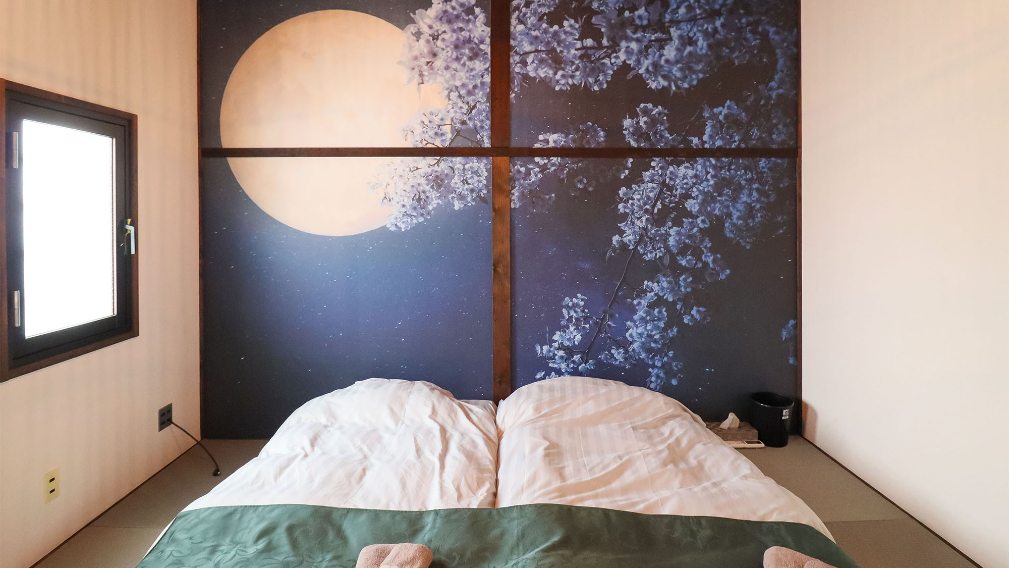 ・＜和室（月）＞満月と夜桜が斬新に描かれたアーティスティックな和室「月」