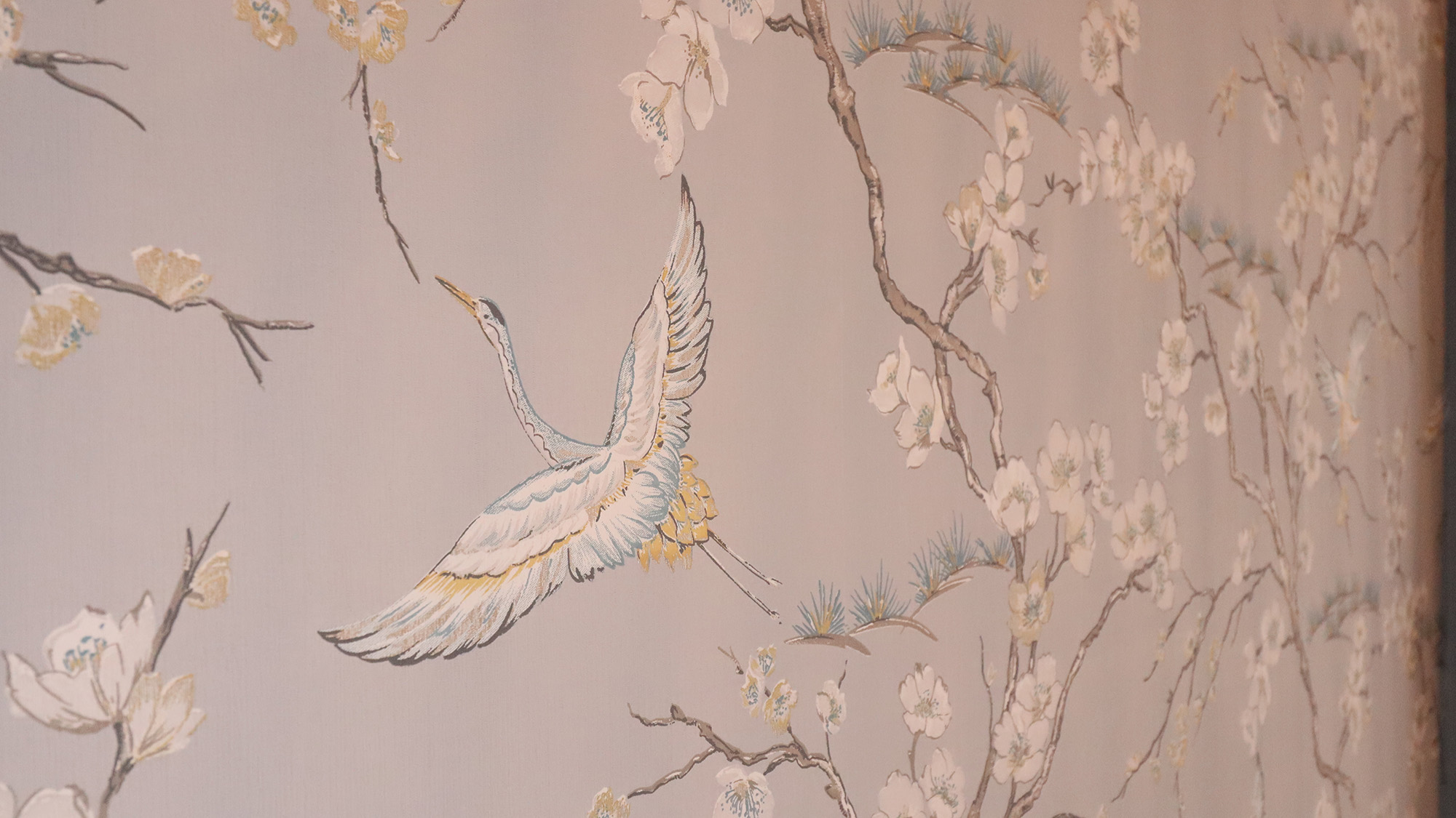 ・【和室・雪】壁一面に雪をモチーフにした絵。各お部屋でテイストが変わります