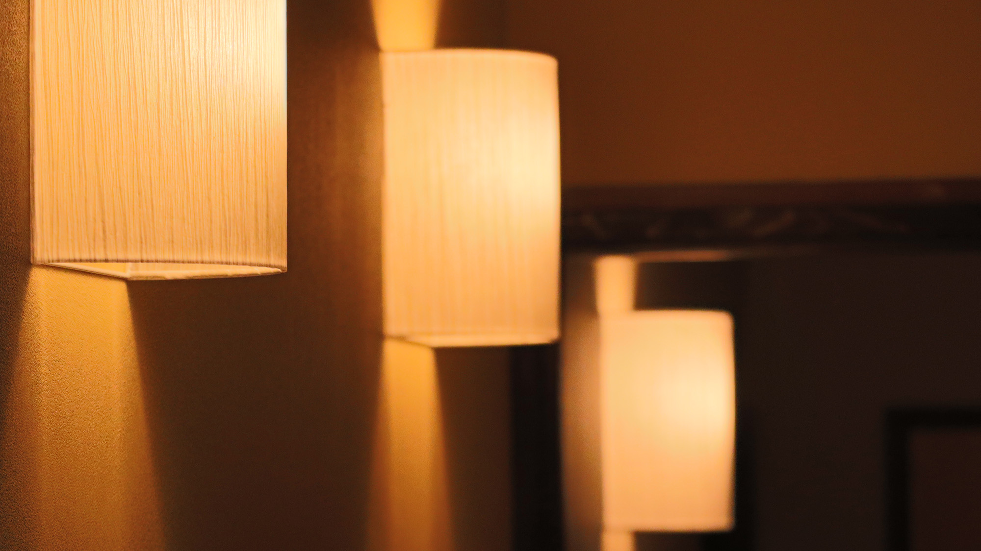 ・【インテリア】間接照明の優しい光が空間全体を包み込みます