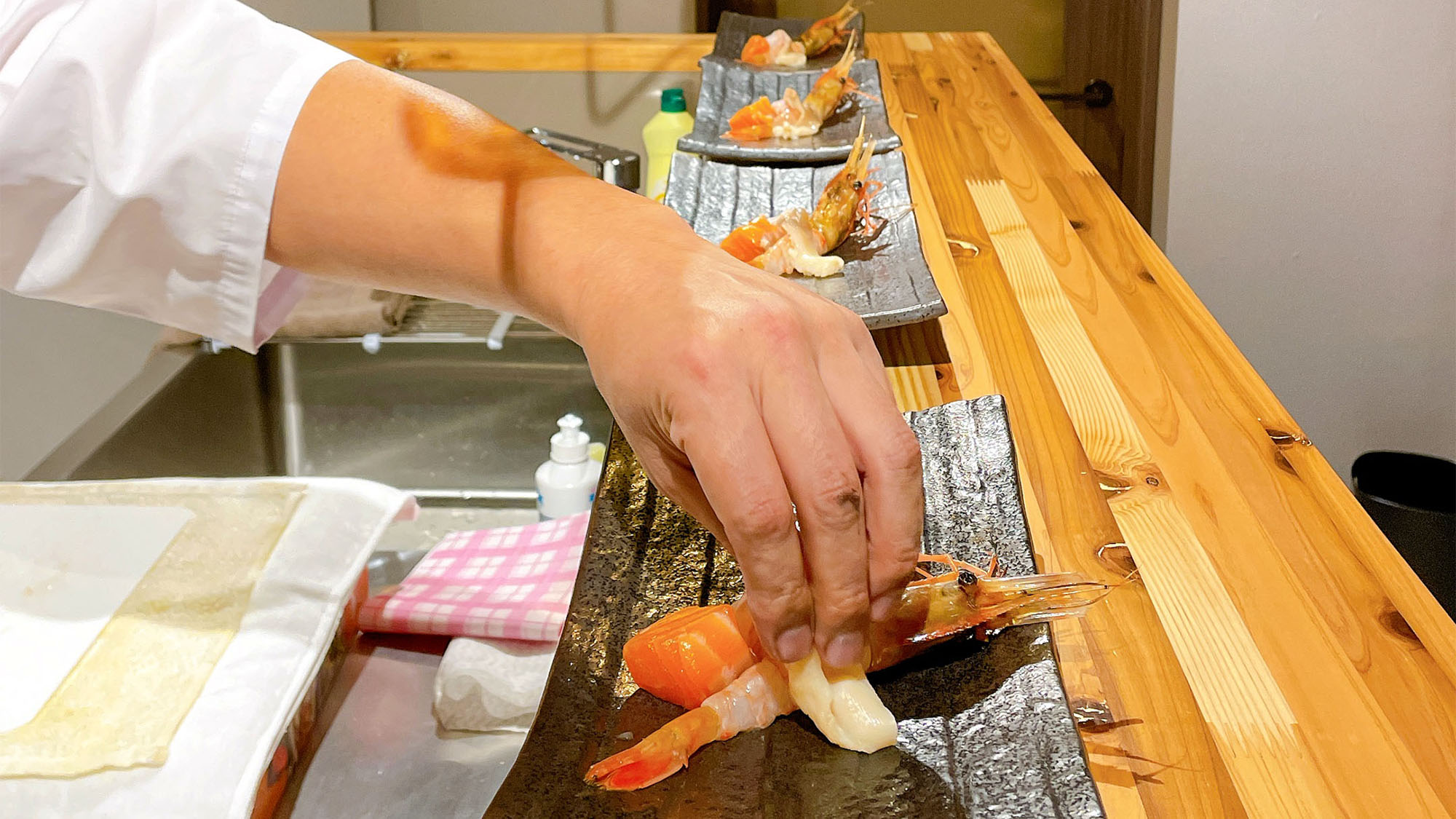 ・＜夕食一例＞一見様お断りの近隣居酒屋で新鮮なお刺身をご堪能あれ