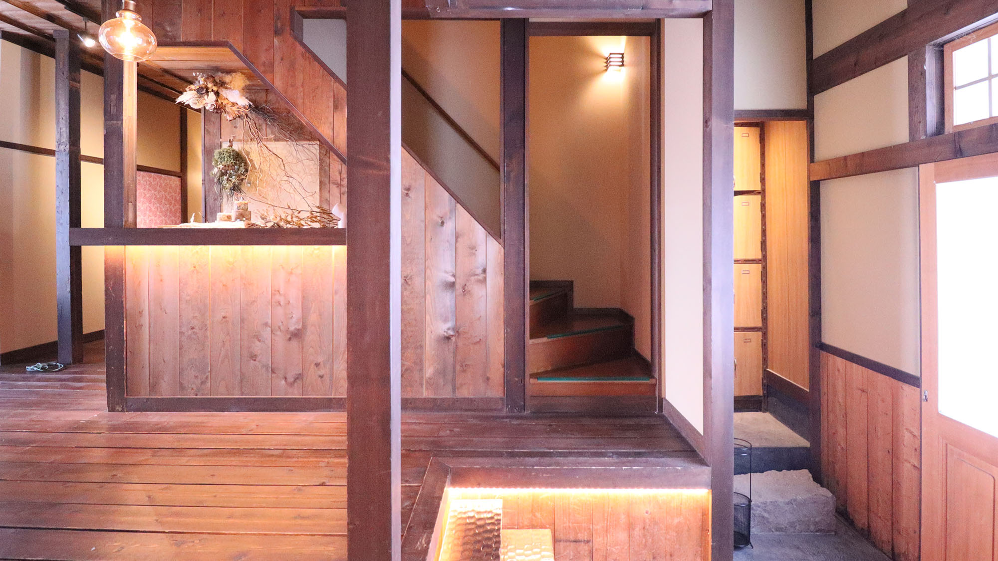 ・【エントランス】元々の建物の風合いを生かした空間となっております