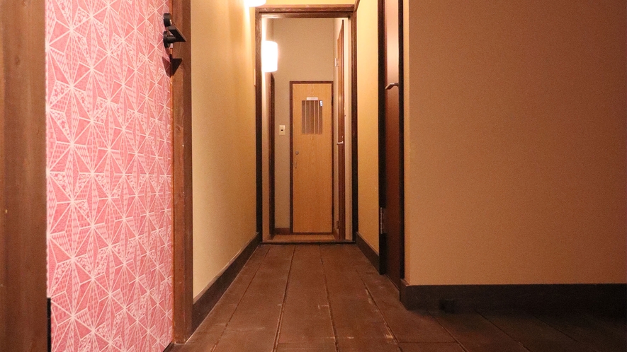 ・＜廊下＞各部屋をつなぐ廊下もシンプルで落ち着いた雰囲気