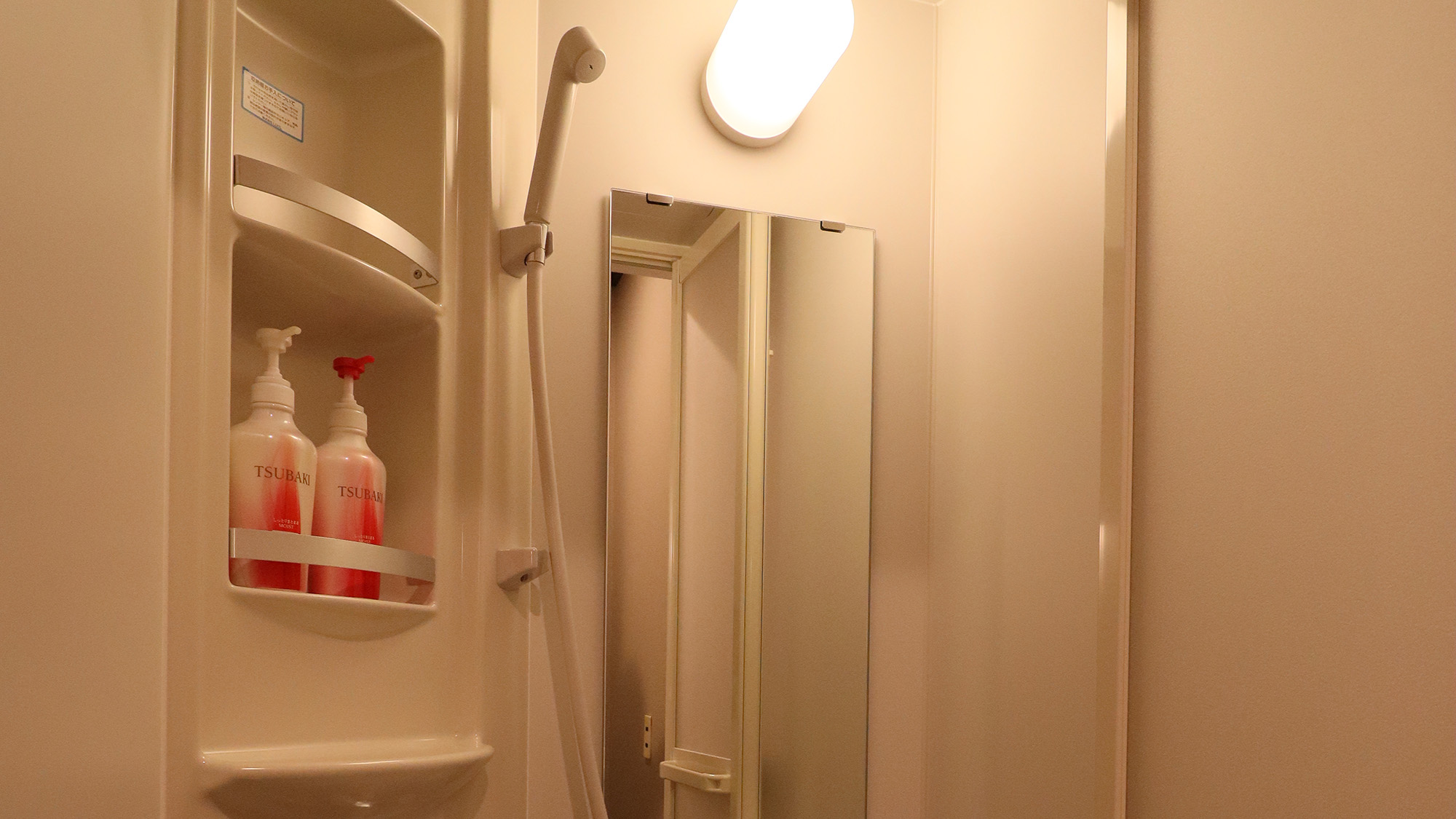 ・【シャワールーム】バスルームやシャワールームは1階にございます