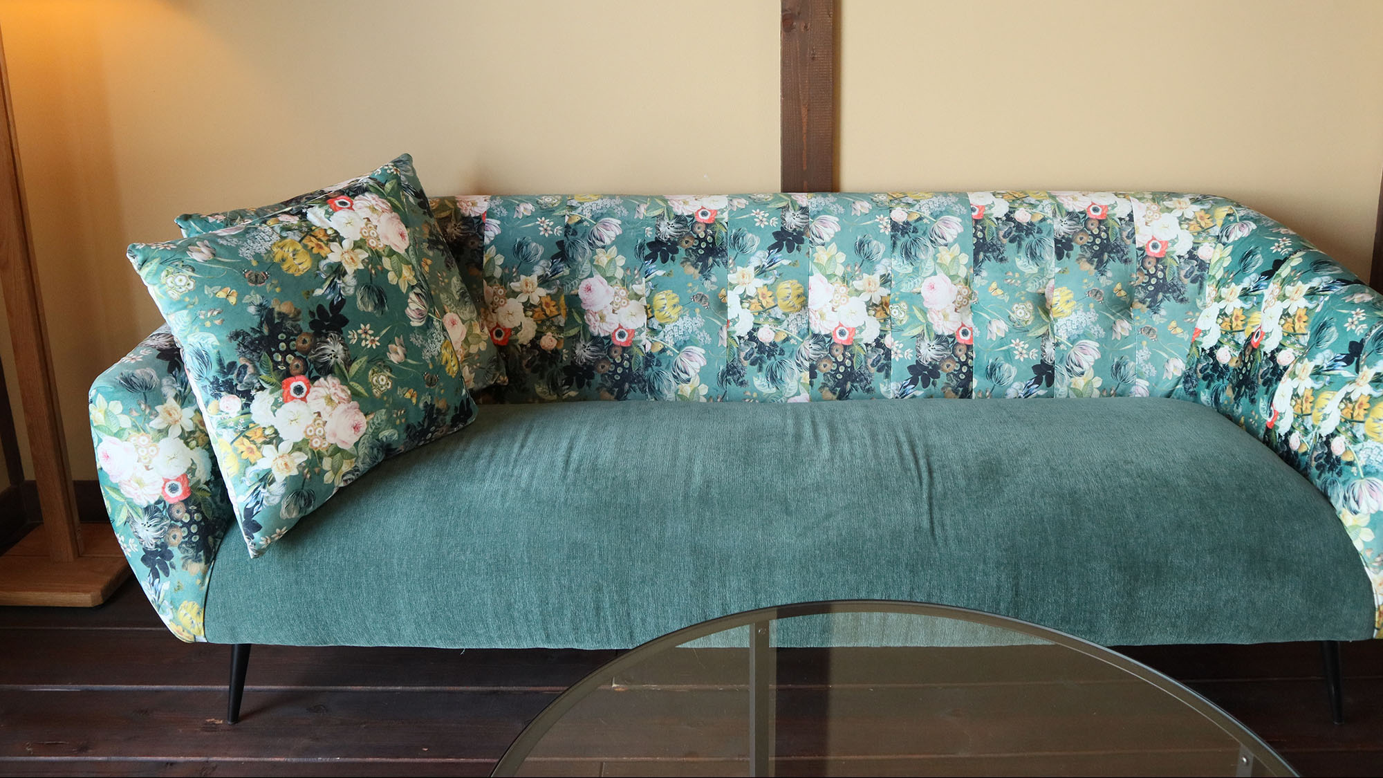 ・【ロビー】大きめのソファでゆったりとお過ごしいただけます