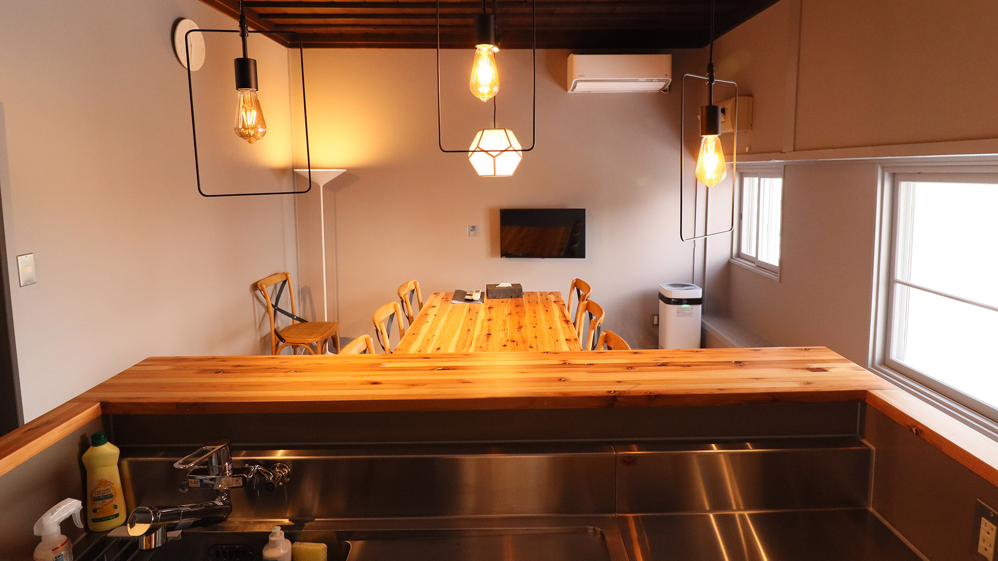 ・【ダイニング】広々としたカウンターキッチン。ご家族やご友人とお話しながらお料理できます