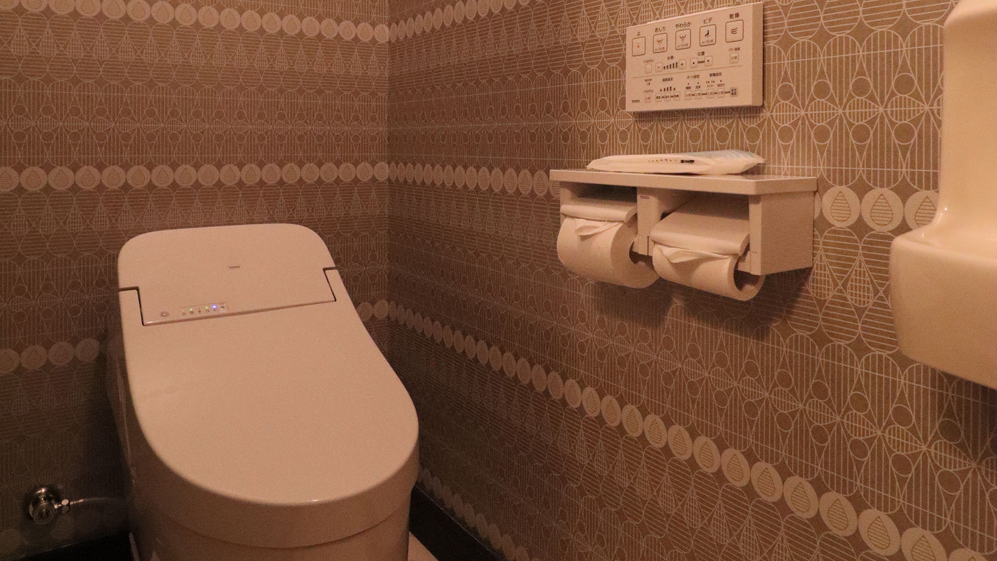 ・【トイレ】広くゆったりとご利用いただける洗浄機付便座のトイレ。2カ所ございます