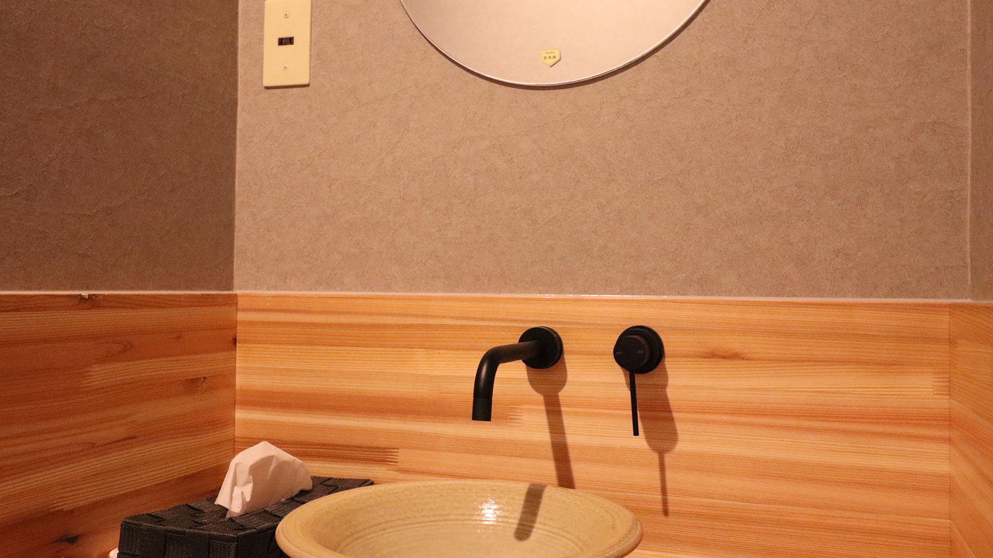 ・【洗面所】円形のミラーがおしゃれな清潔感のある洗面台です