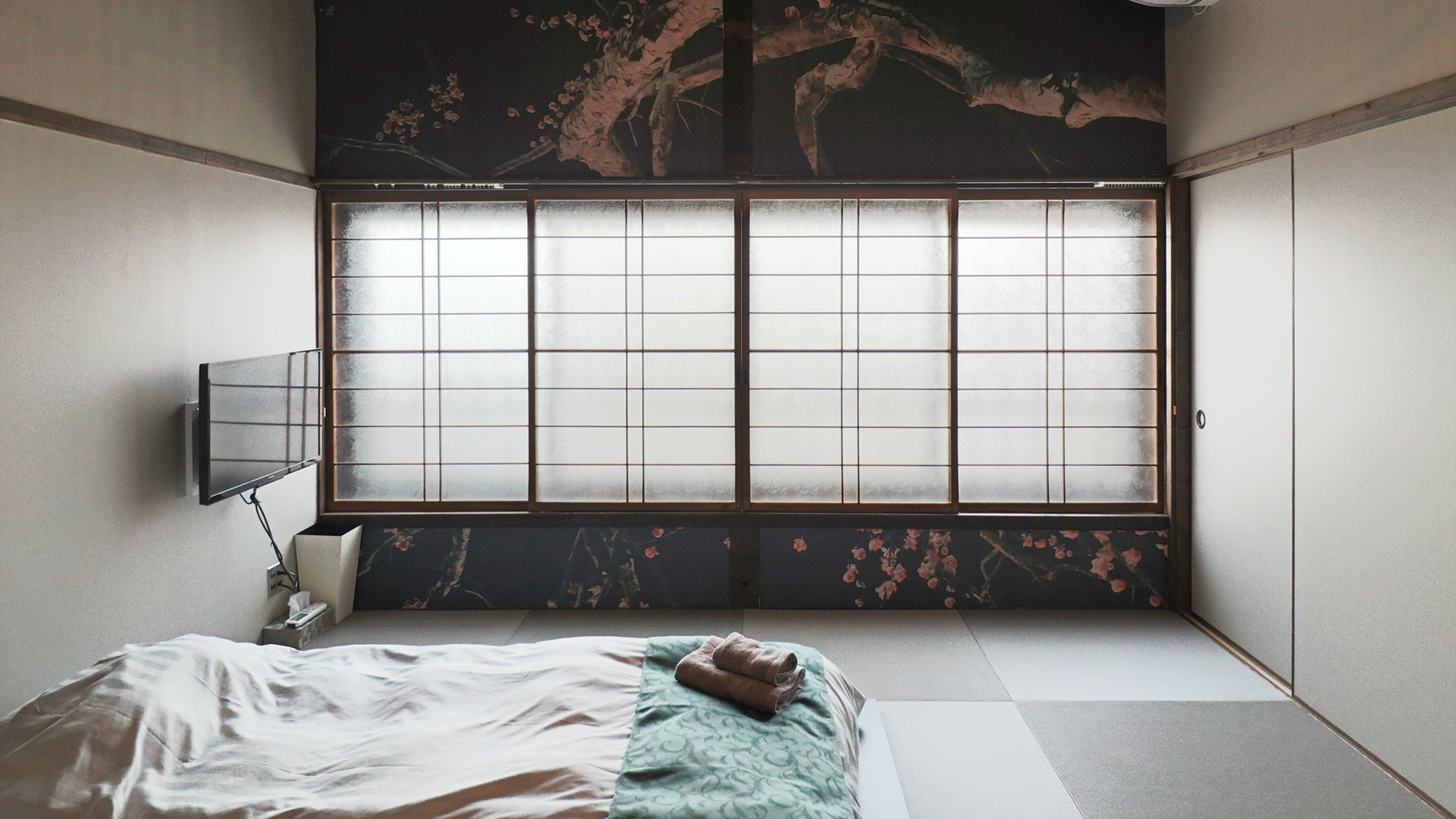 ・【和室・花】壁一面に花の絵。明るい光が差し込む心地の良いお部屋です