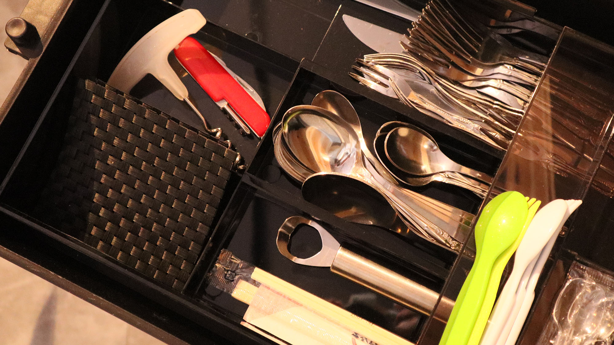 ・【キッチン】カトラリー類も充実。必要に応じてご利用ください