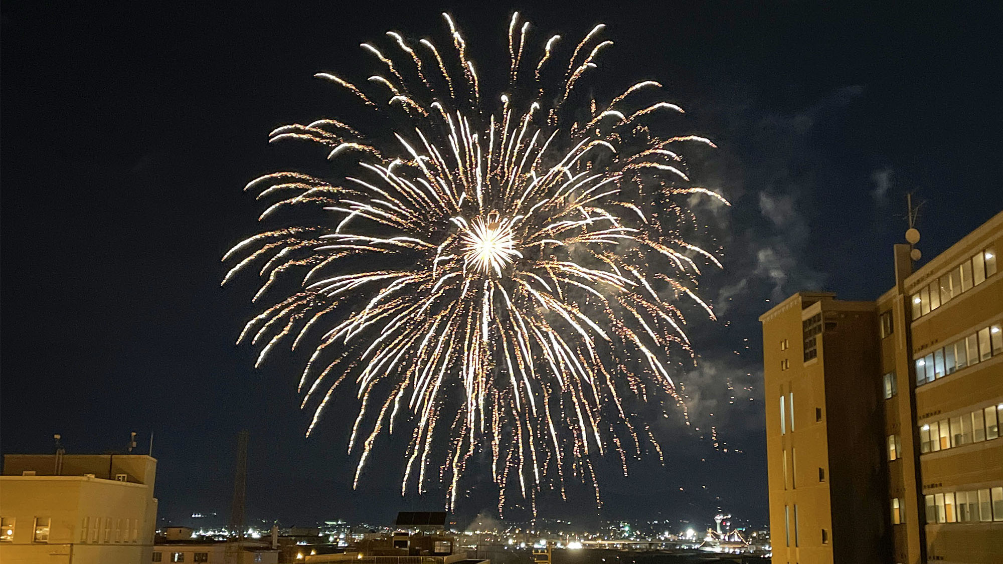 ・＜景観（夜）＞函館の夜景とともに綺麗な花火を楽しむことができます