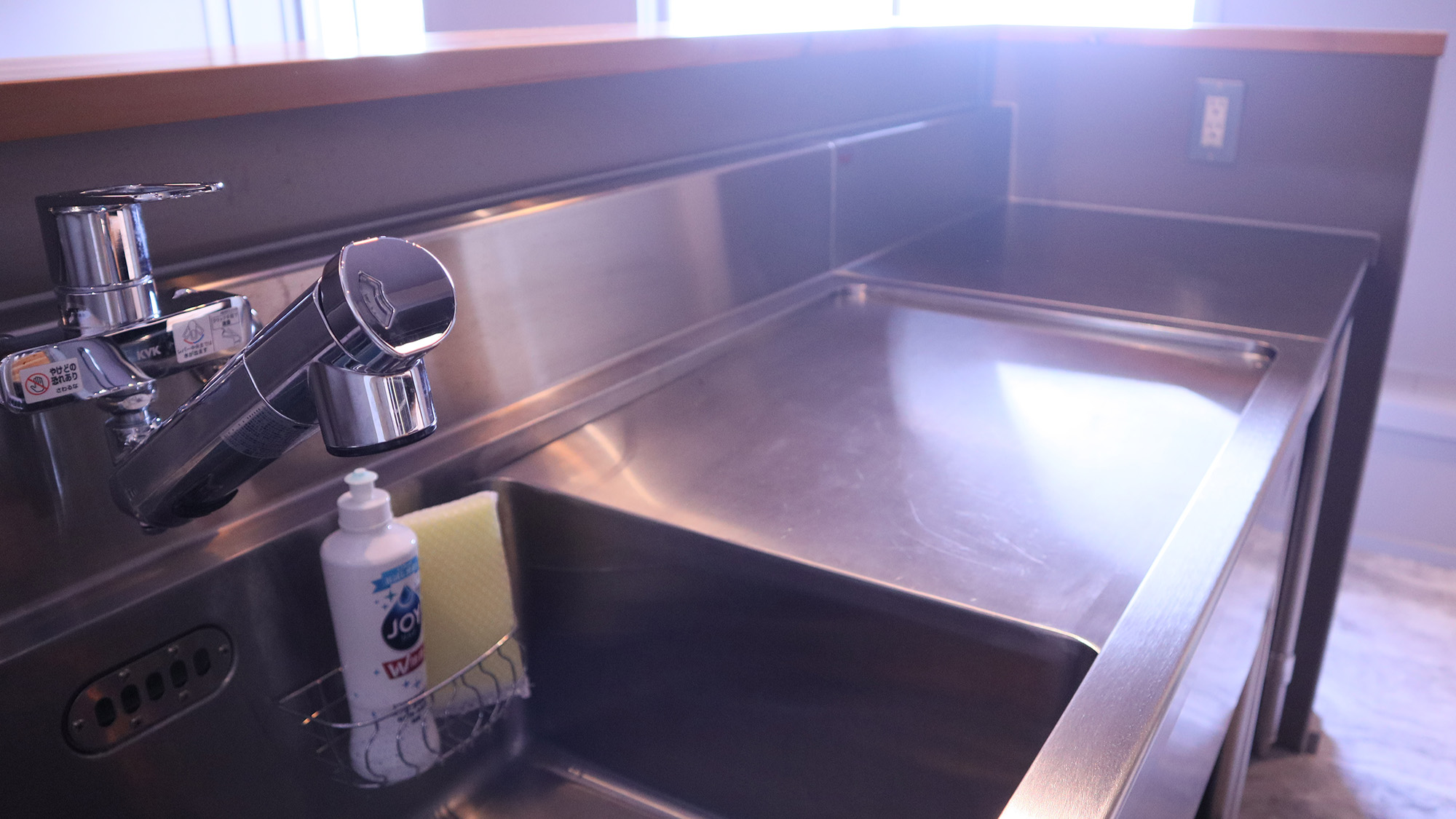 ・【キッチン】清潔感のあるキッチンスペース。ご家族やご友人とのお料理をお楽しみください