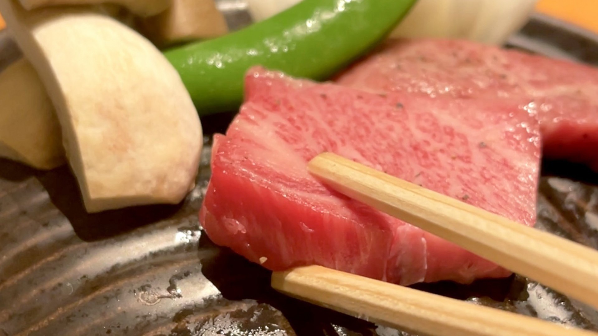 【1泊2食付】夕食はきめ細かい肉質と上質な脂の旨み漂う『佐賀牛の陶板焼きコース』をご用意！
