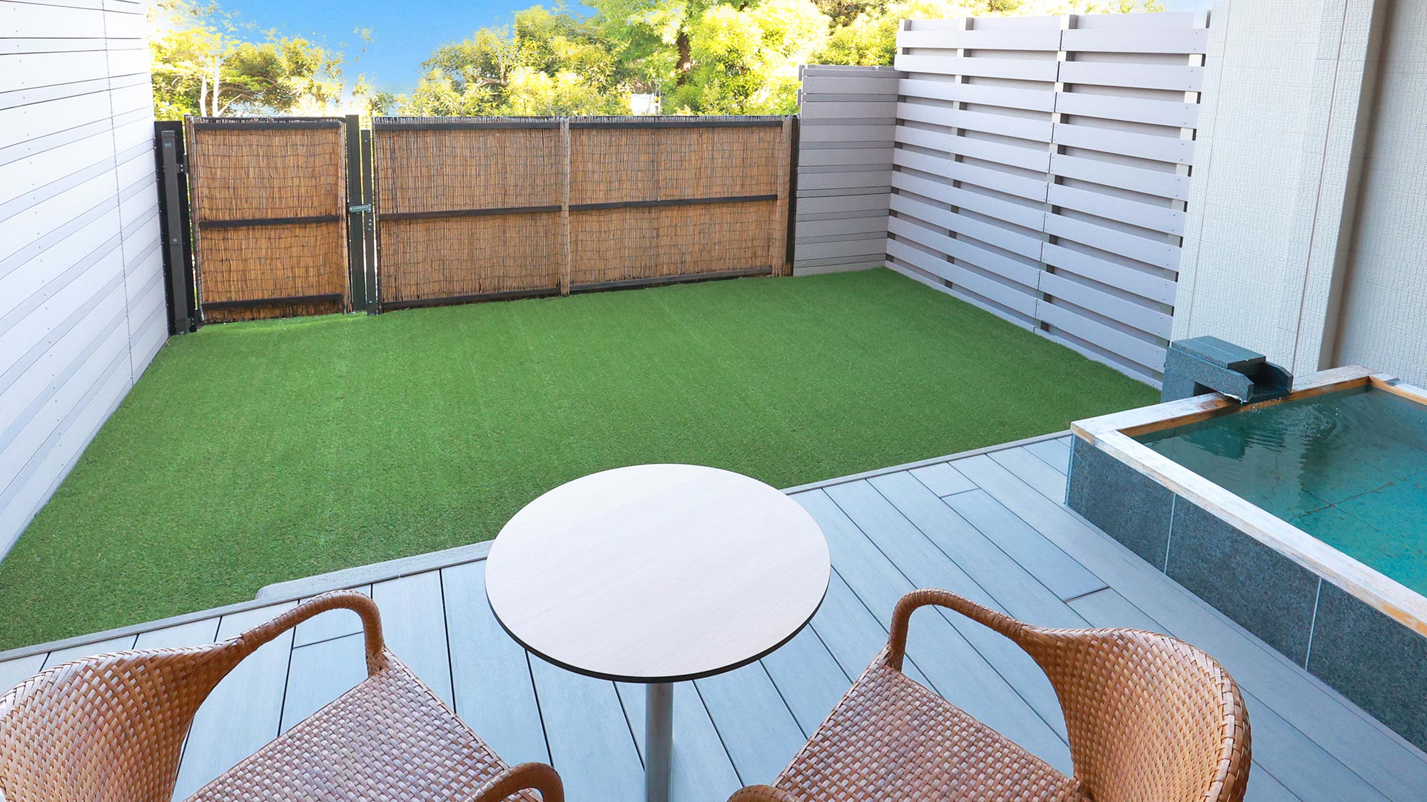 【客室】１Fドッグラン付き客室　目隠しゲートがあるので、他のワンちゃんの姿もなく、快適に過ごせます。