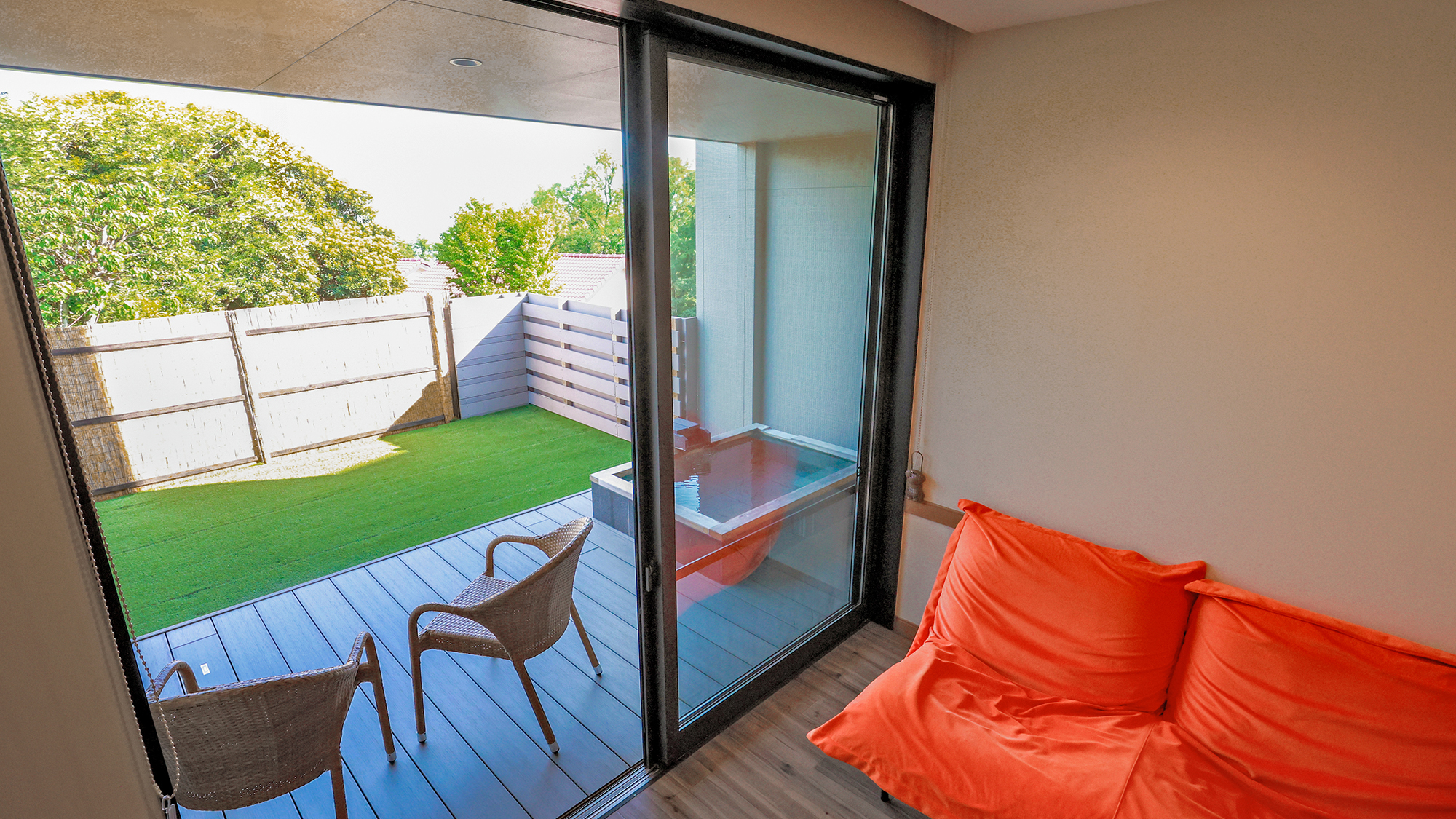 【客室】１Fドッグラン付き客室は、室内からお庭で遊ぶワンちゃんを安全に確認することができます。