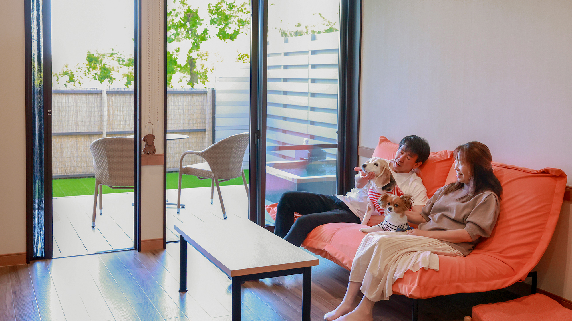 【客室】ワンちゃんもゆったり寛げる大きめサイズのゆったりソファーを設えております。