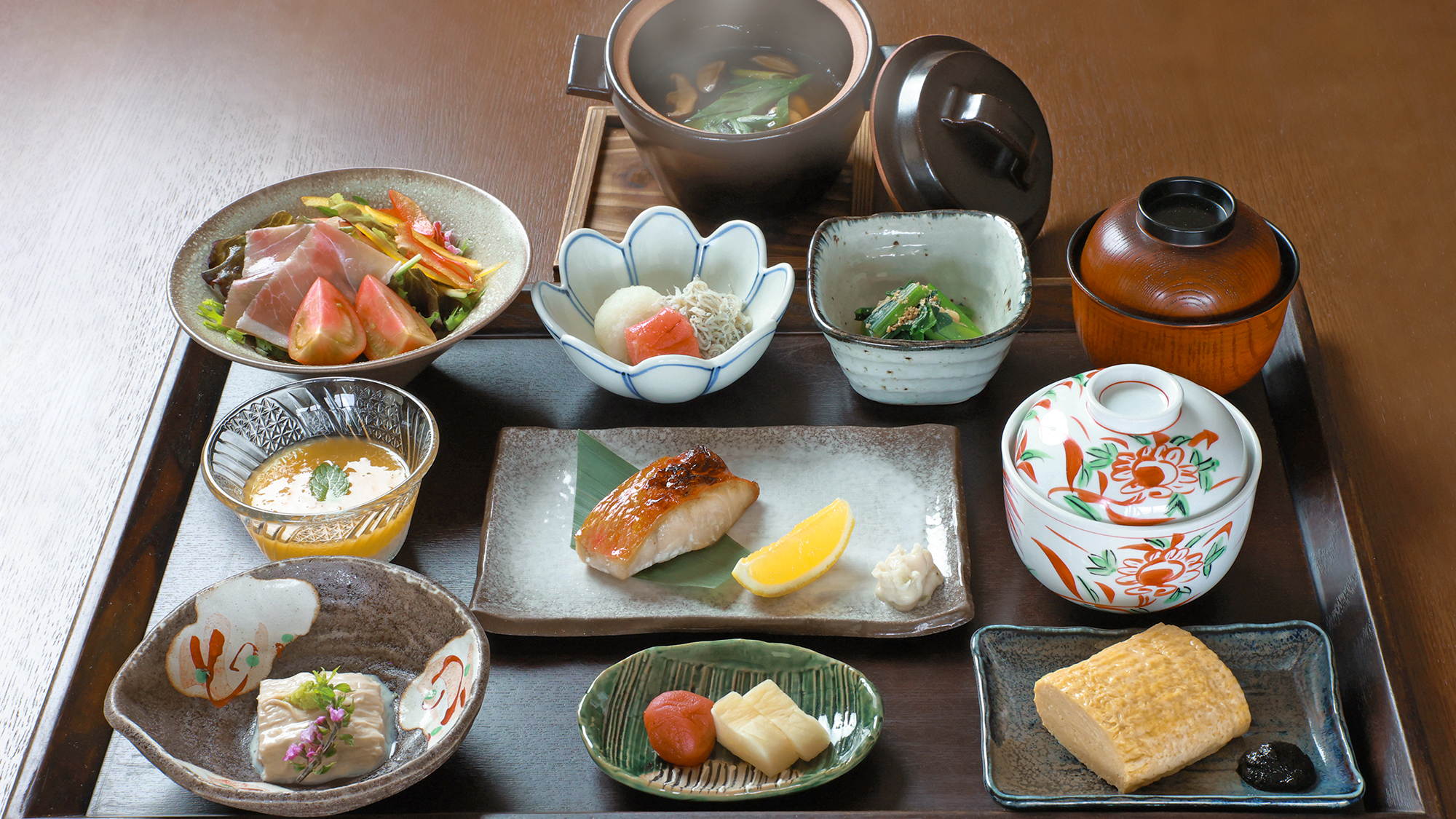 朝からお部屋でゆったりご朝食をお楽しみいただけます（ご朝食：和食イメージ）