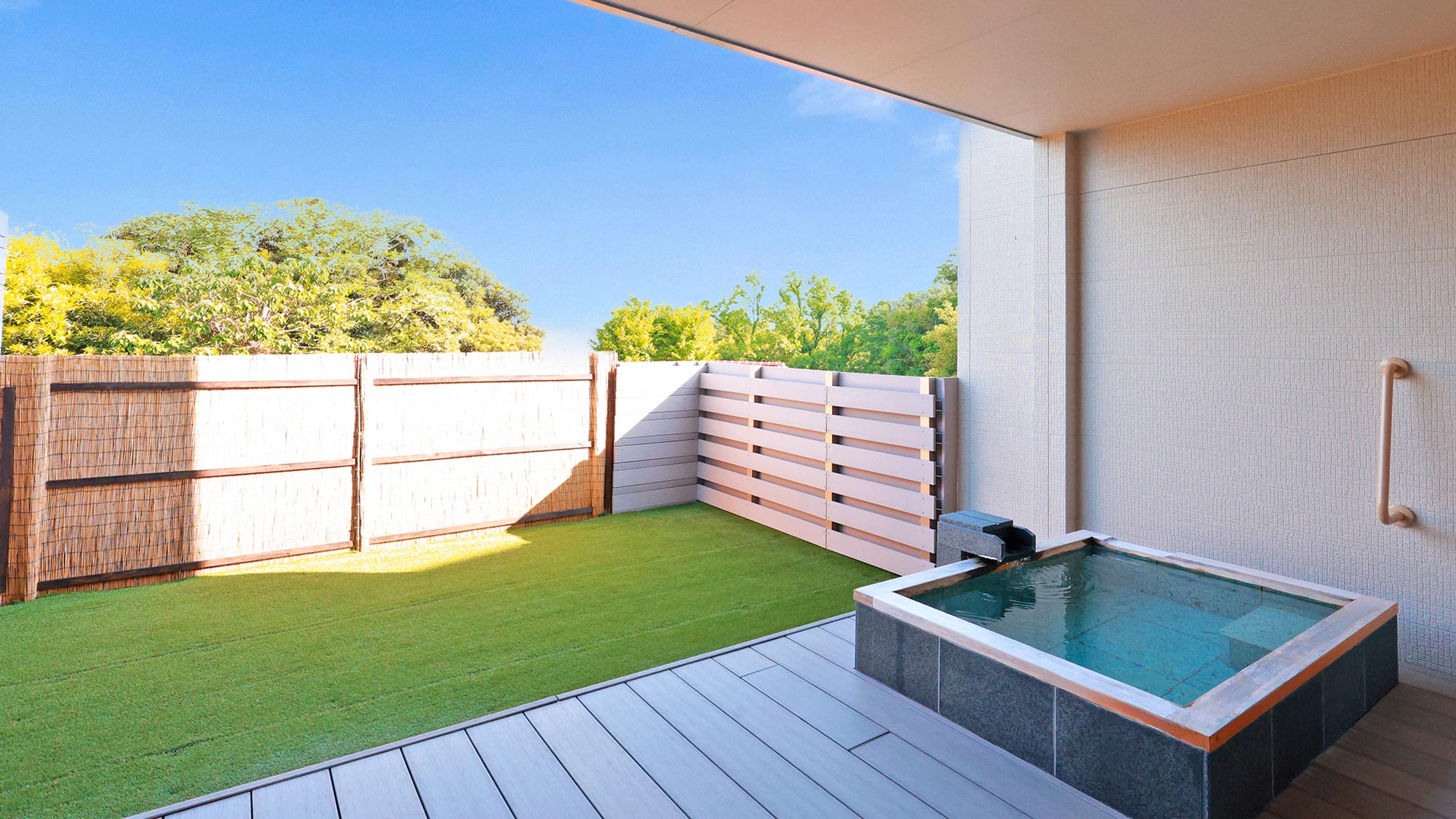 【客室】１Fドッグラン付き客室　小型犬はもちろん大型犬も十分に遊べる広さです。