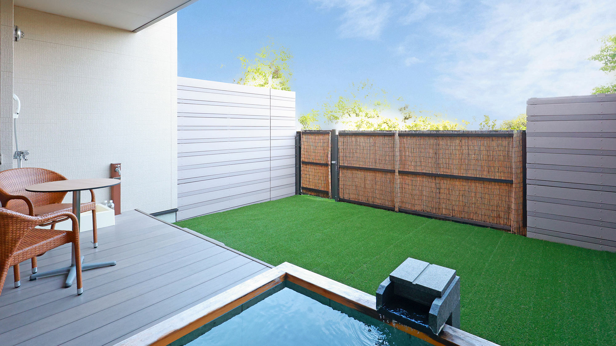 【客室】１Fドッグラン付き客室は人工芝のドッグランをご用意。