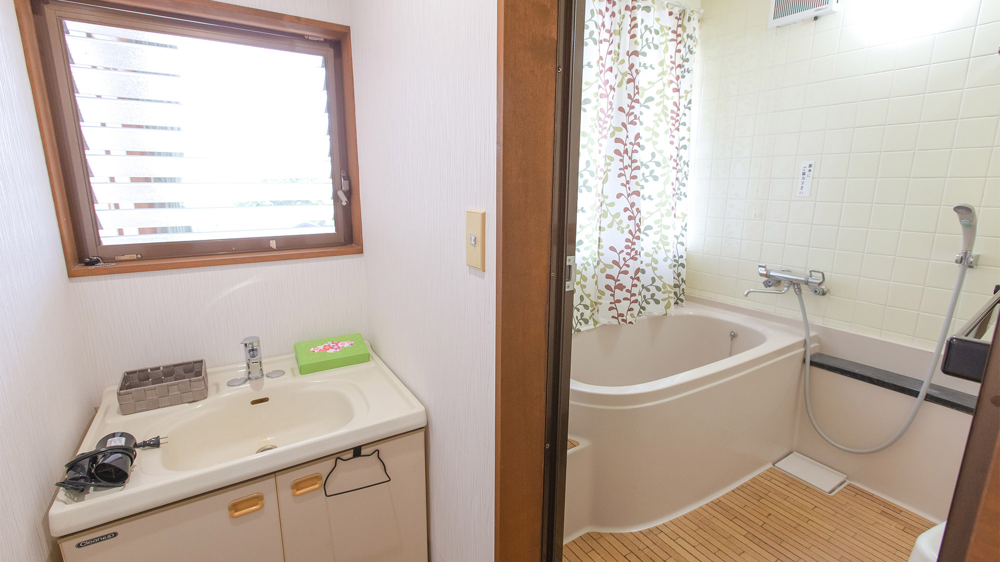 ・【和洋室】明るく清潔な独立洗面台と、バスルームです