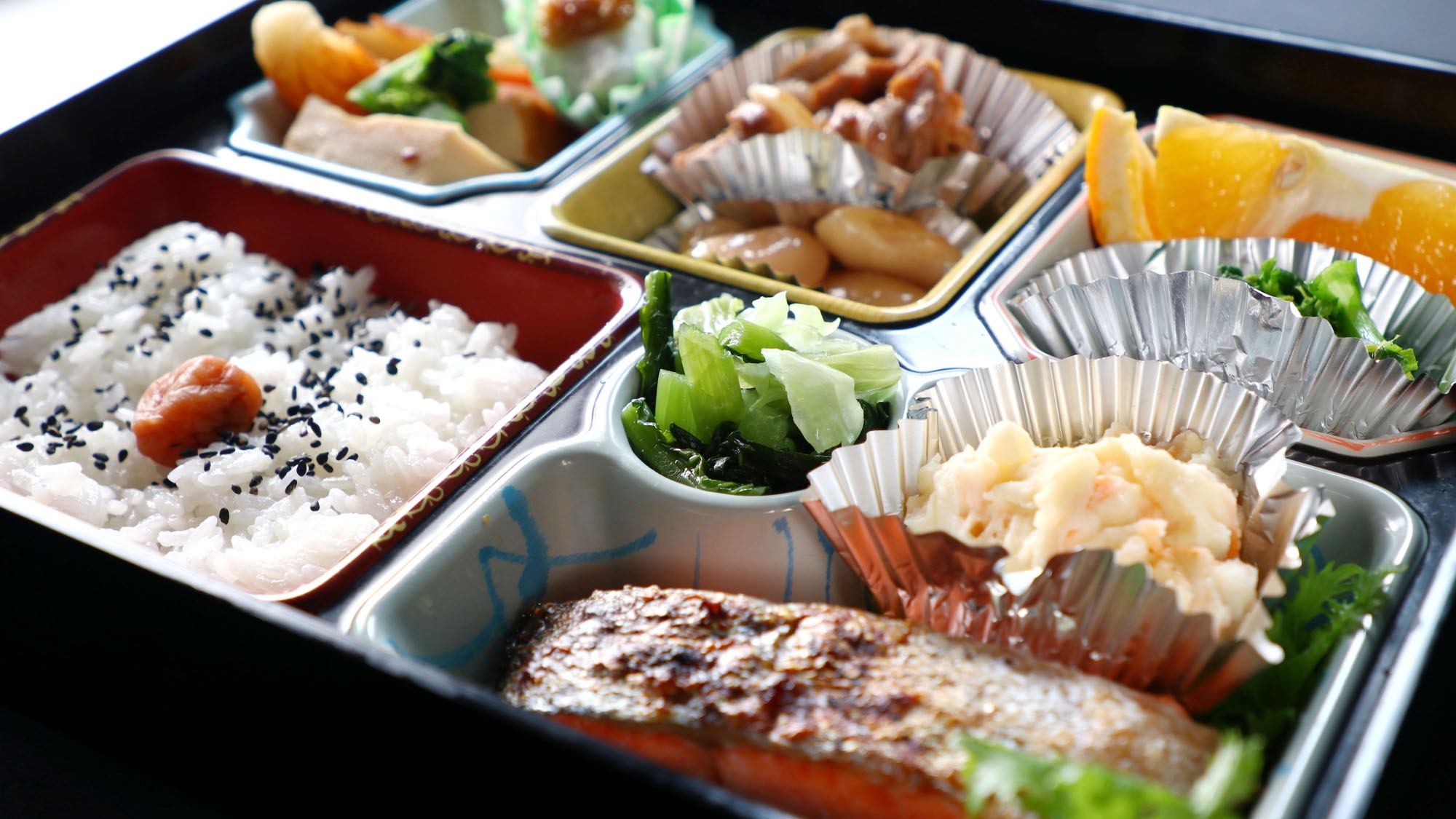 【好評！】いろいろなお料理が味わえる食事処の女将お手製の松花堂弁当♪天然温泉の癒し★-２食付-