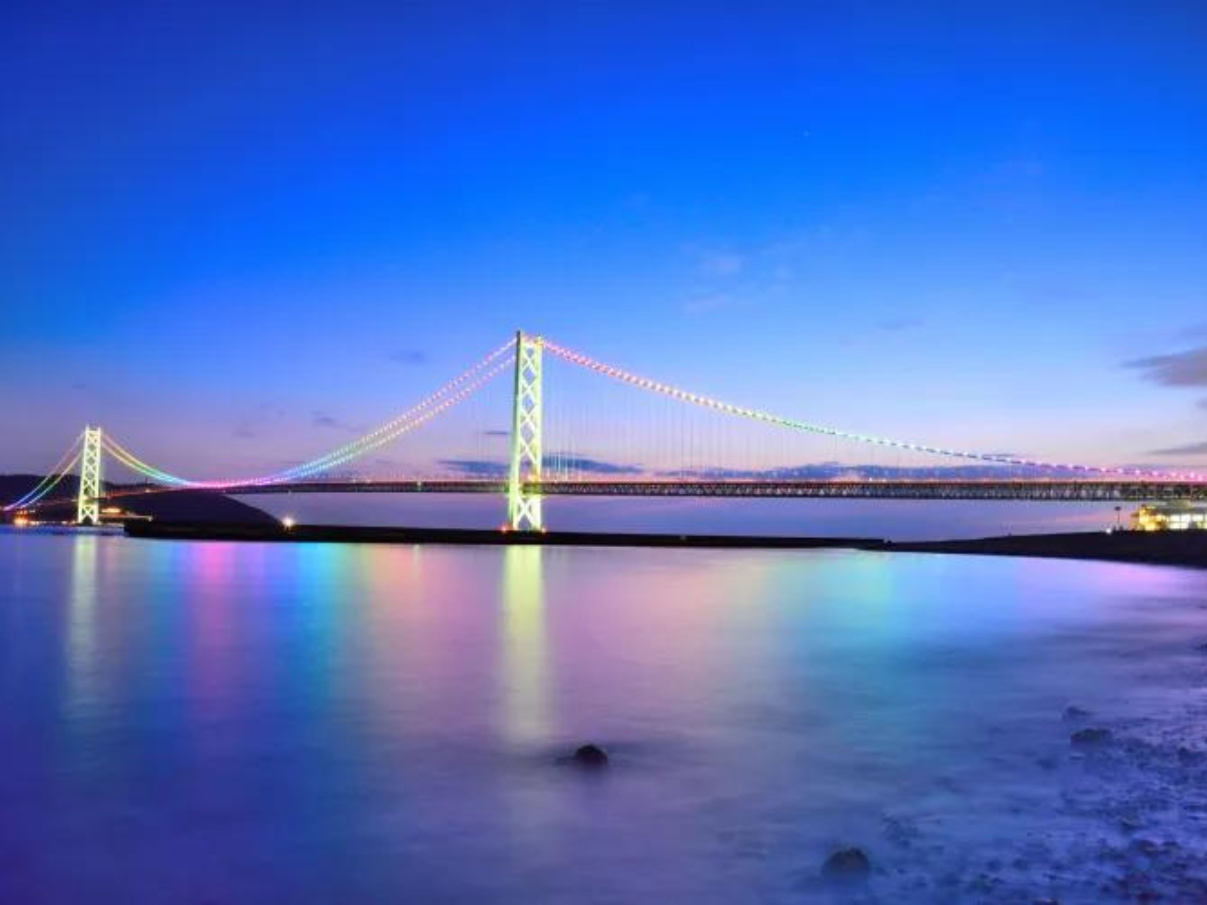 夜の明石海峡大橋