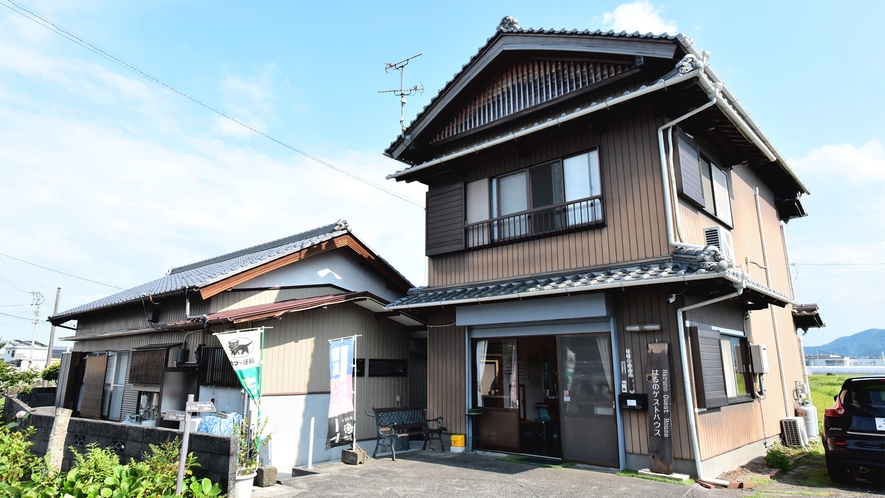 ・外観／高知駅から車で約30分程度、無料駐車場あります