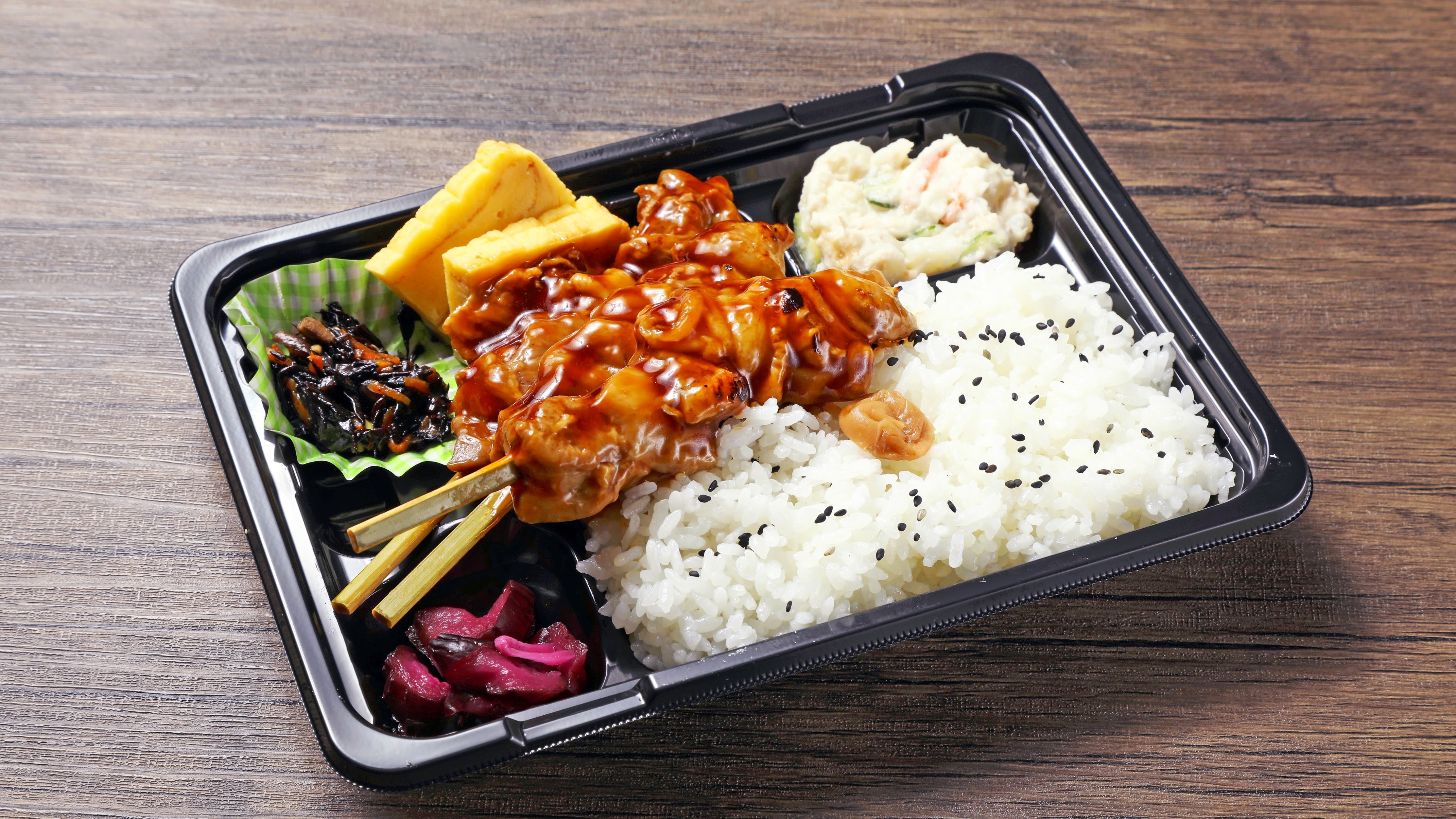 【お弁当一例】昼食用に日替わりのお弁当もご用意しております。