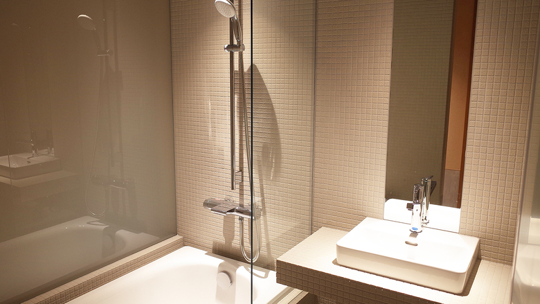 【浴室】　明るく清潔感があり機能的なバスルーム。バストイレ別タイプとなっております。