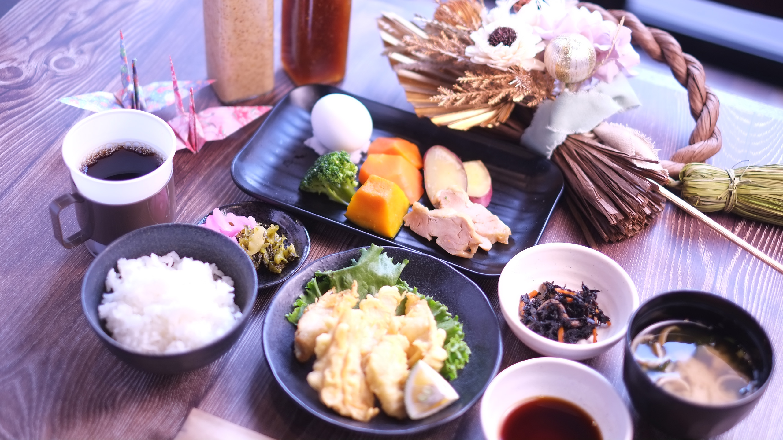 朝食　大分とり天と別府地獄蒸し定食