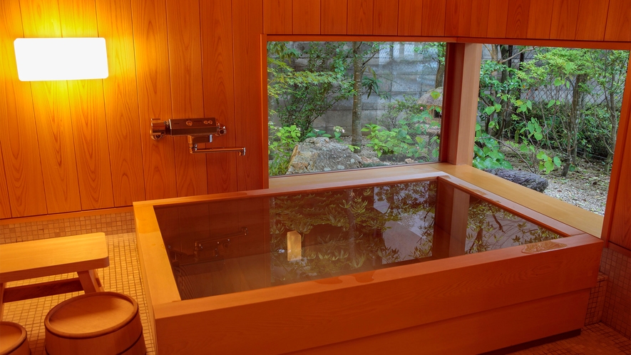 ・【心月庵－しんげつあん－】高野槙のお風呂。庭園を眺めながら寛げます