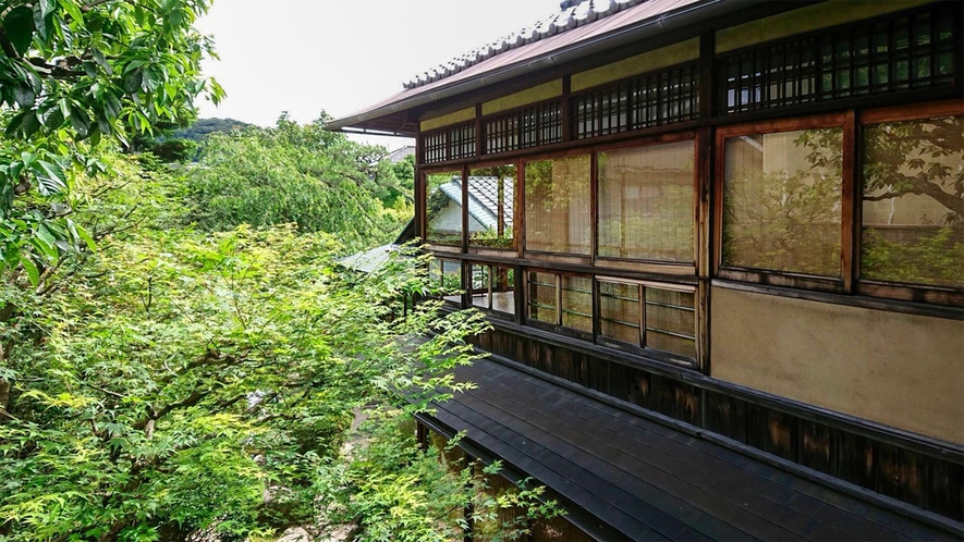 ・【外観】京都の自然に囲まれた歴史ある建物で非日常空間を体験