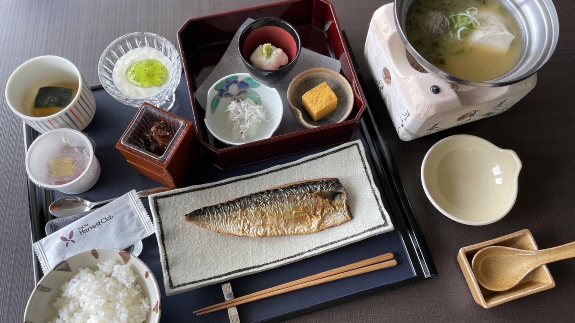 【新和定食】贅沢な逸品を少しづつ。バランスの取れた朝食で旅に元気を与えます。