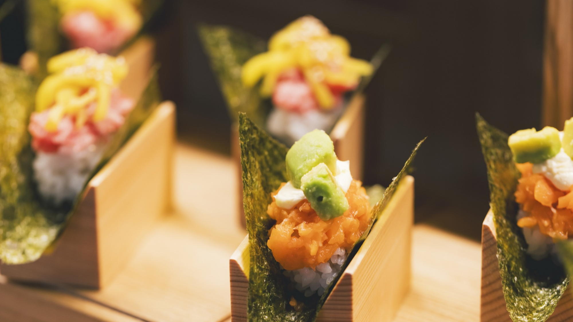 【夕食ブッフェ】ライブキッチンではローストビーフ、マグロやハワイアンの手巻き寿司を堪能いただけます。