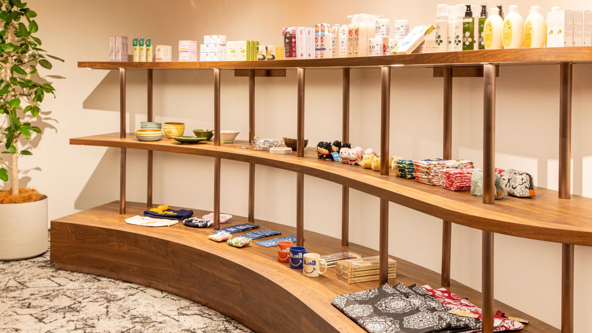 【売店】館内1階にございます。営業時間　7:00～21:00