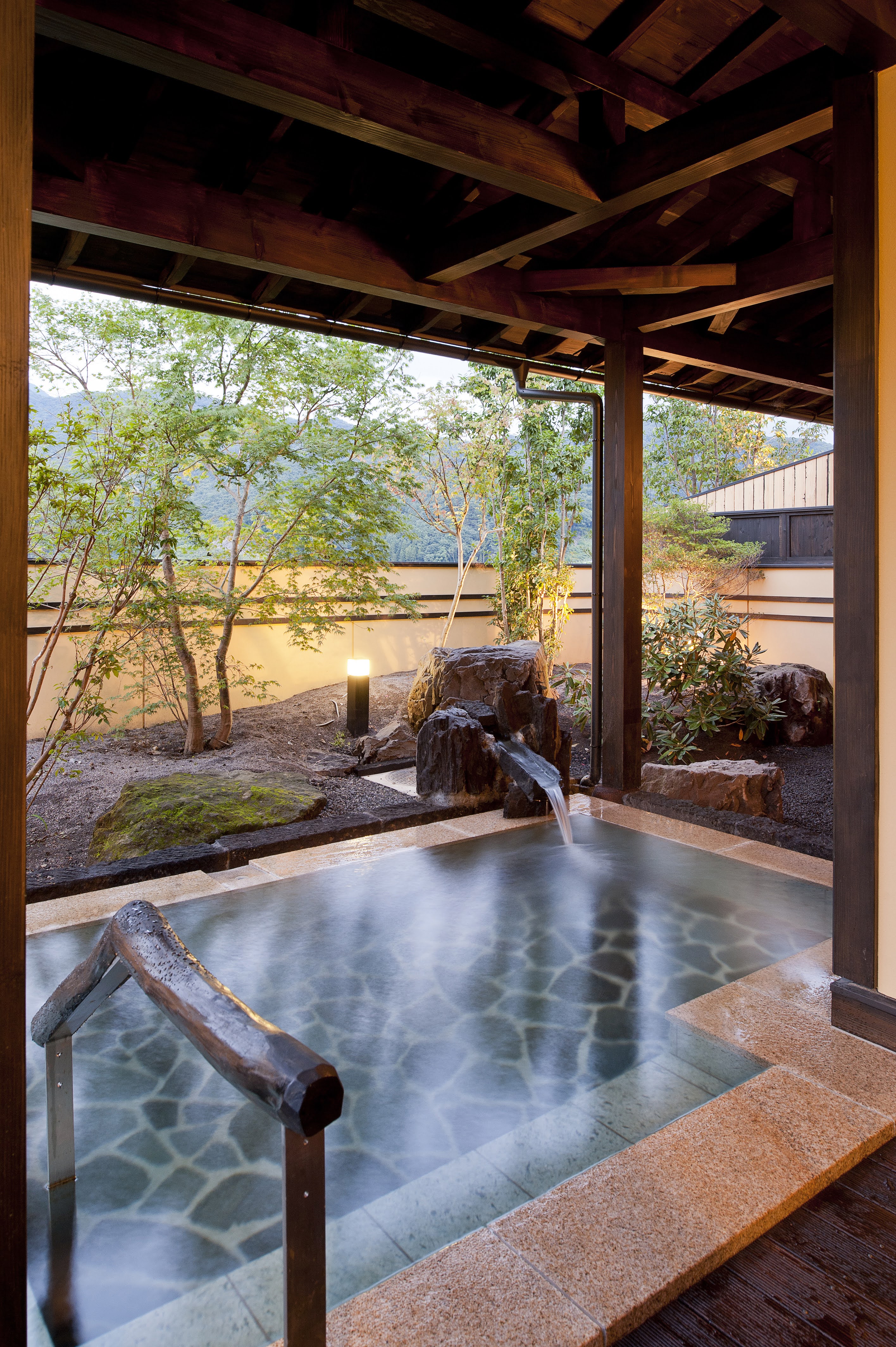 「木洩れ日の湯」　露天風呂