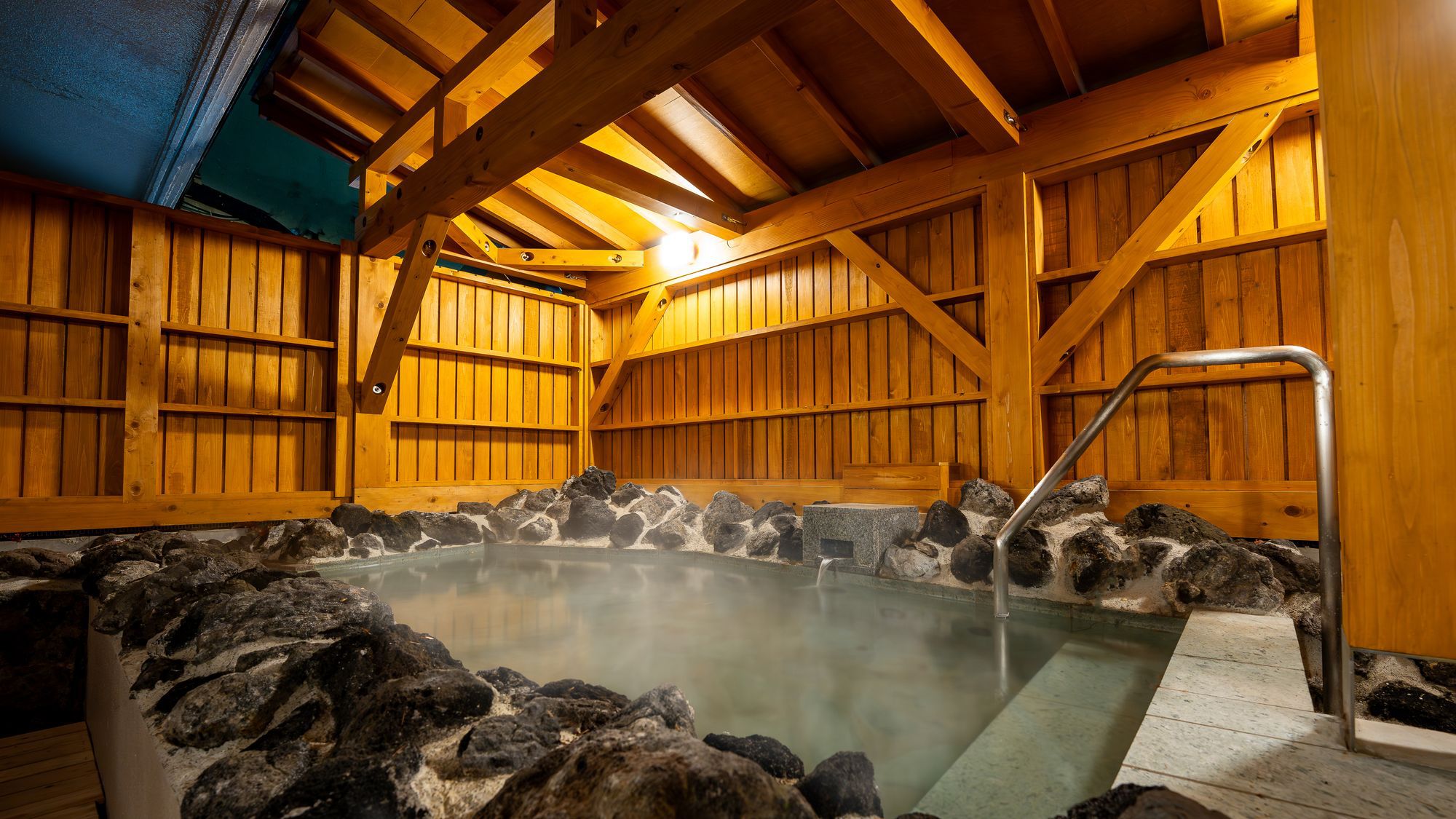 本館1階 露天風呂（男湯） 湯畑源泉