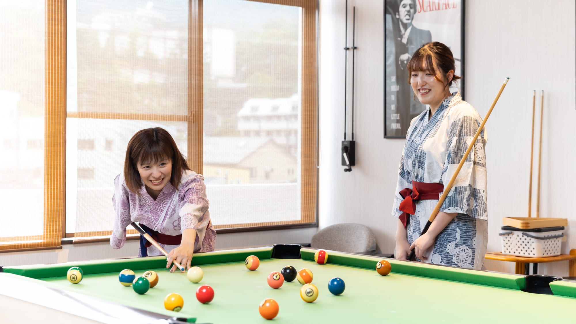 本格的なビリヤード台で仲間や家族と囲んで楽しもう！ビリヤード 30分550円（税込）