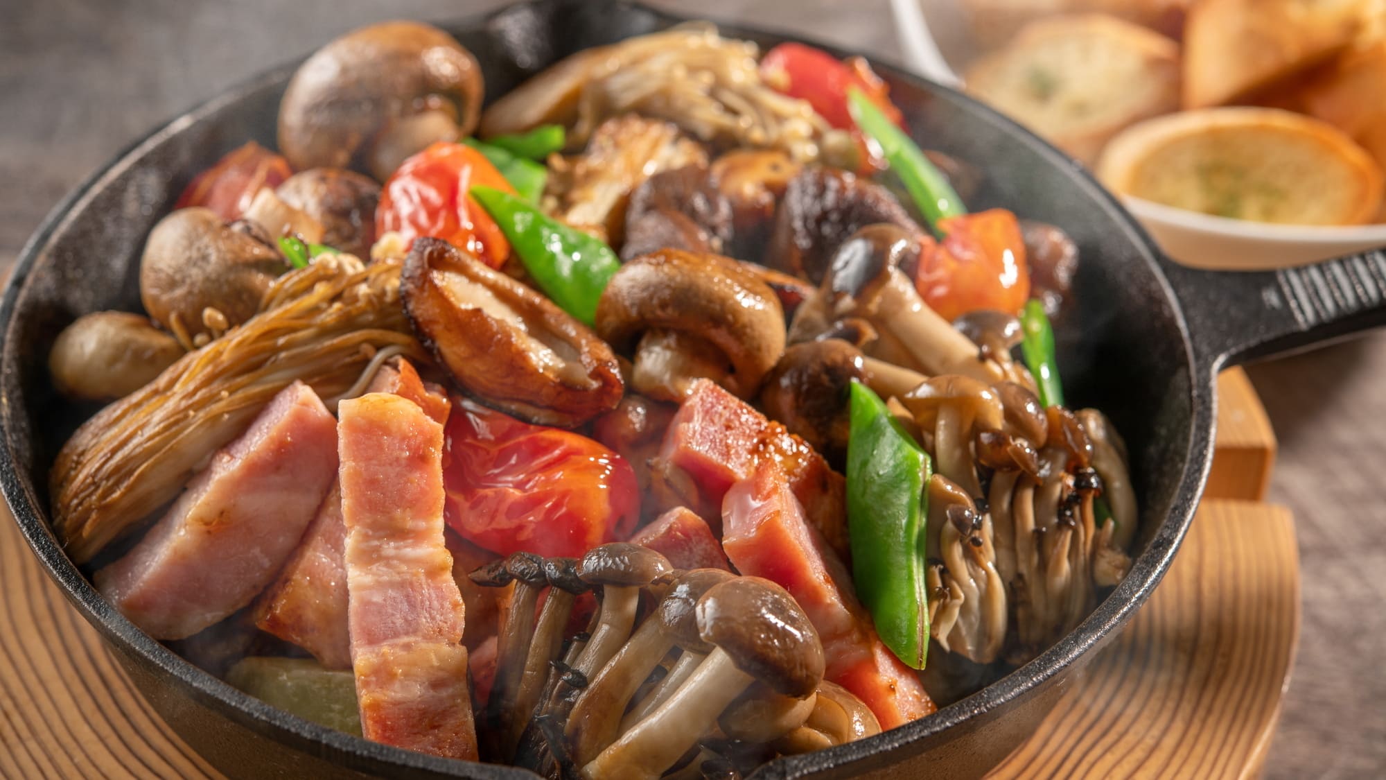 ディナービュッフェ：月夜野きのこ園キノコのアヒージョ